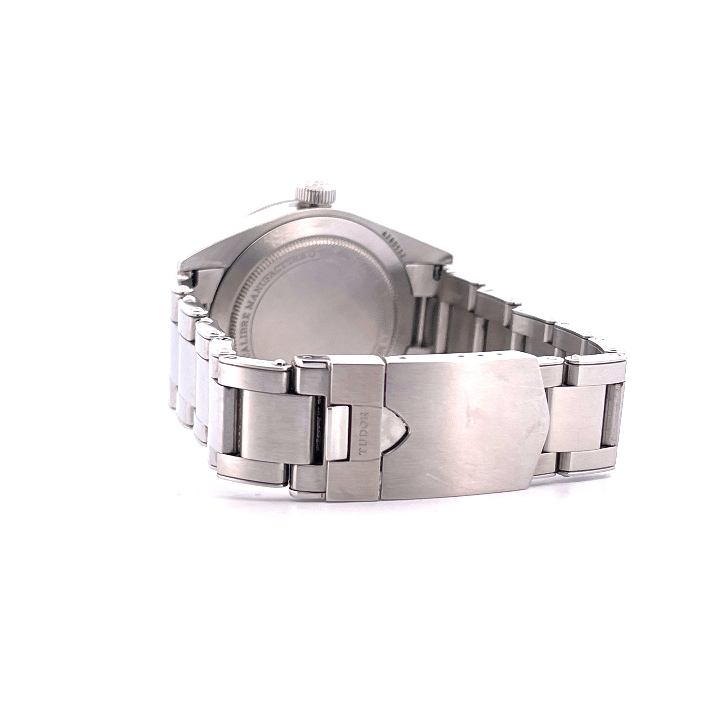 Tudor Black Bay Fifty-Eight Blue Automatik-Uhr im Seitenprofil auf weißem Hintergrund