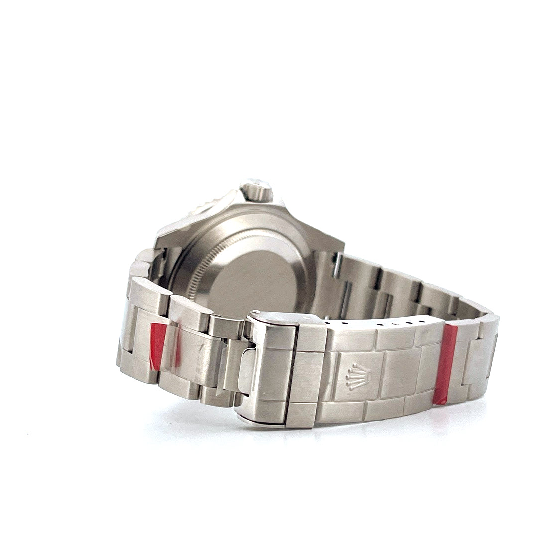 Rückseitenansicht einer Rolex "Kermit" Submariner Date aus Edelstahl mit rotem Schutzband und dem Rolex-Logo auf der Schließe auf weißem Hintergrund