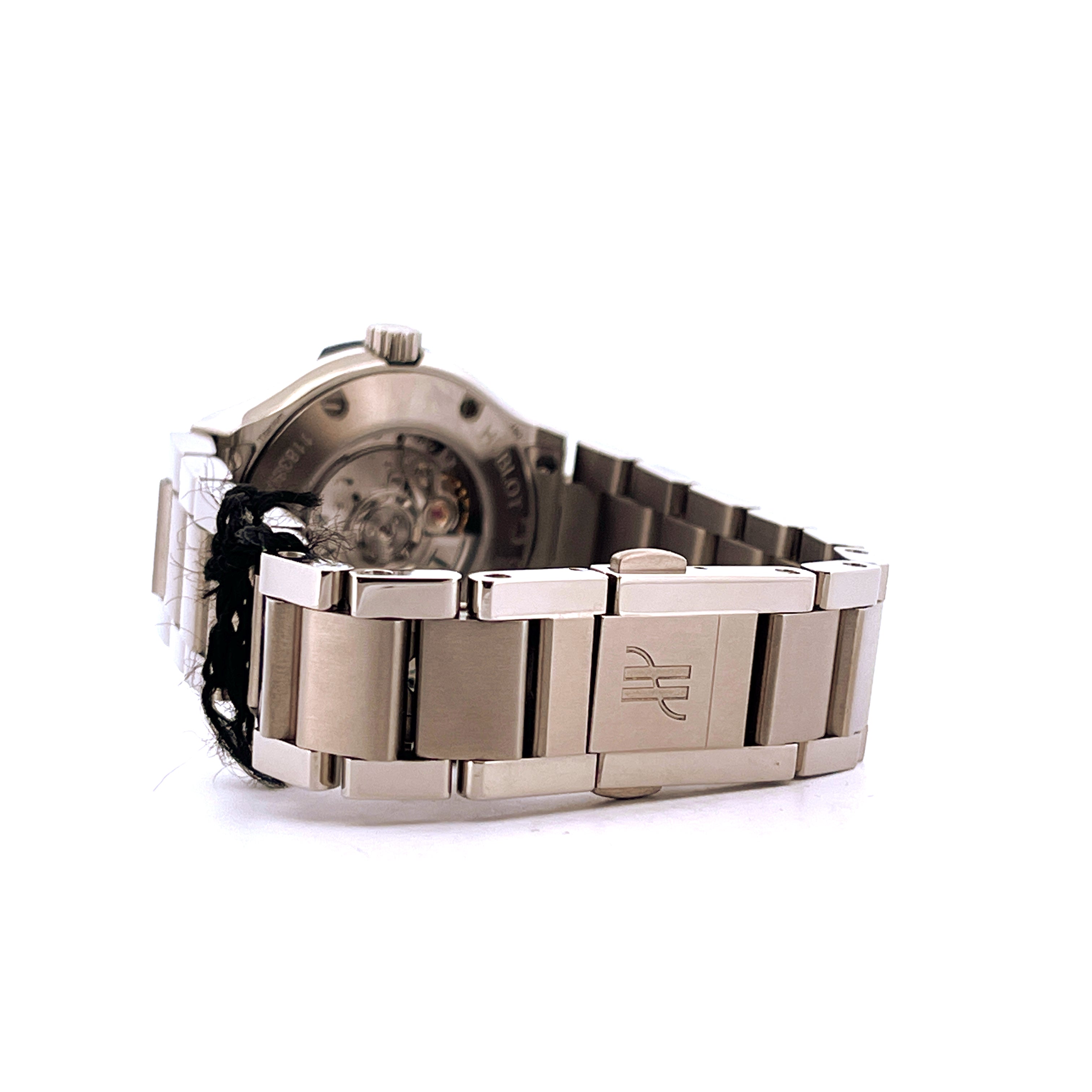Seitenansicht eines Hublot Classic Fusion 33mm Automatik Titan mit sichtbarem Uhrwerk auf weißem Hintergrund