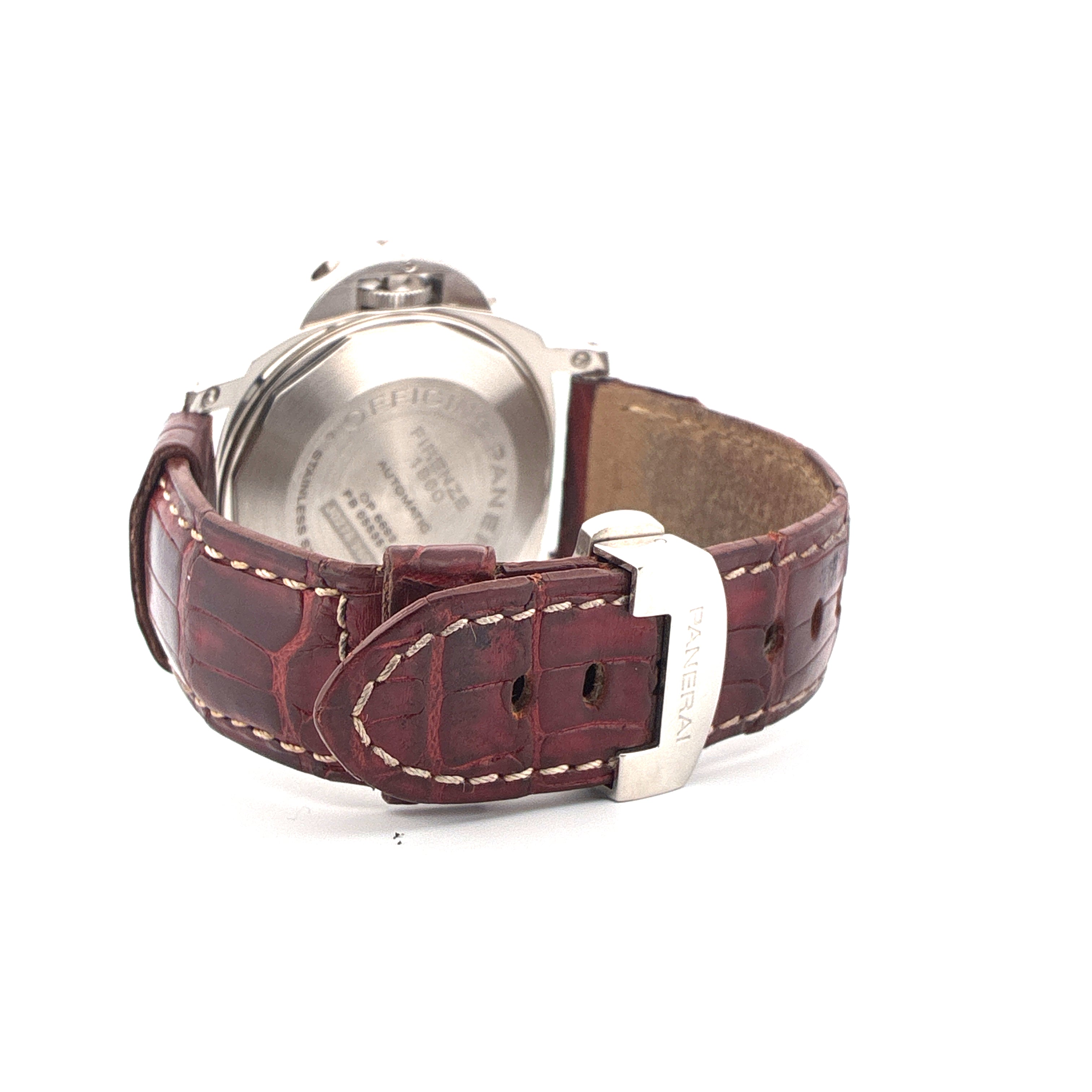 Rückansicht einer Panerai Luminor Power Reserve Uhr mit Lederarmband und Dornschließe vor weißem Hintergrund