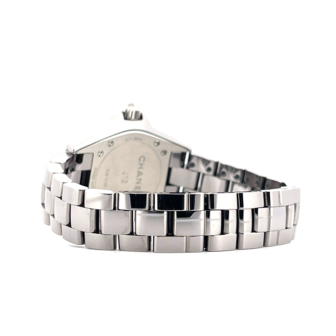 Chanel J12 33mm graues Keramikarmband von der Seite fotografiert vor weißem Hintergrund