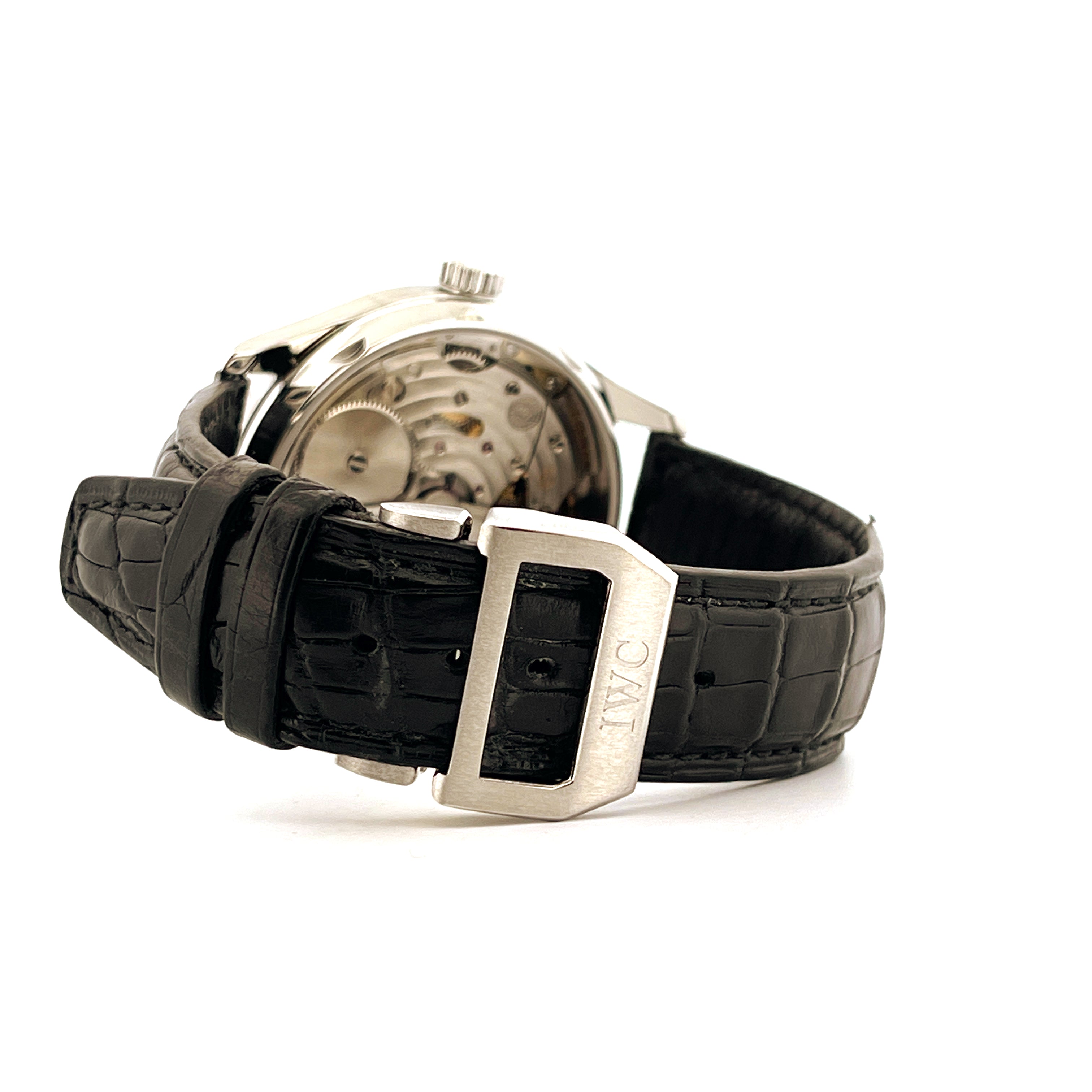 Seitenansicht der IWC Portugieser Automatic mit schwarzem Krokodillederarmband und IWC-Schließe