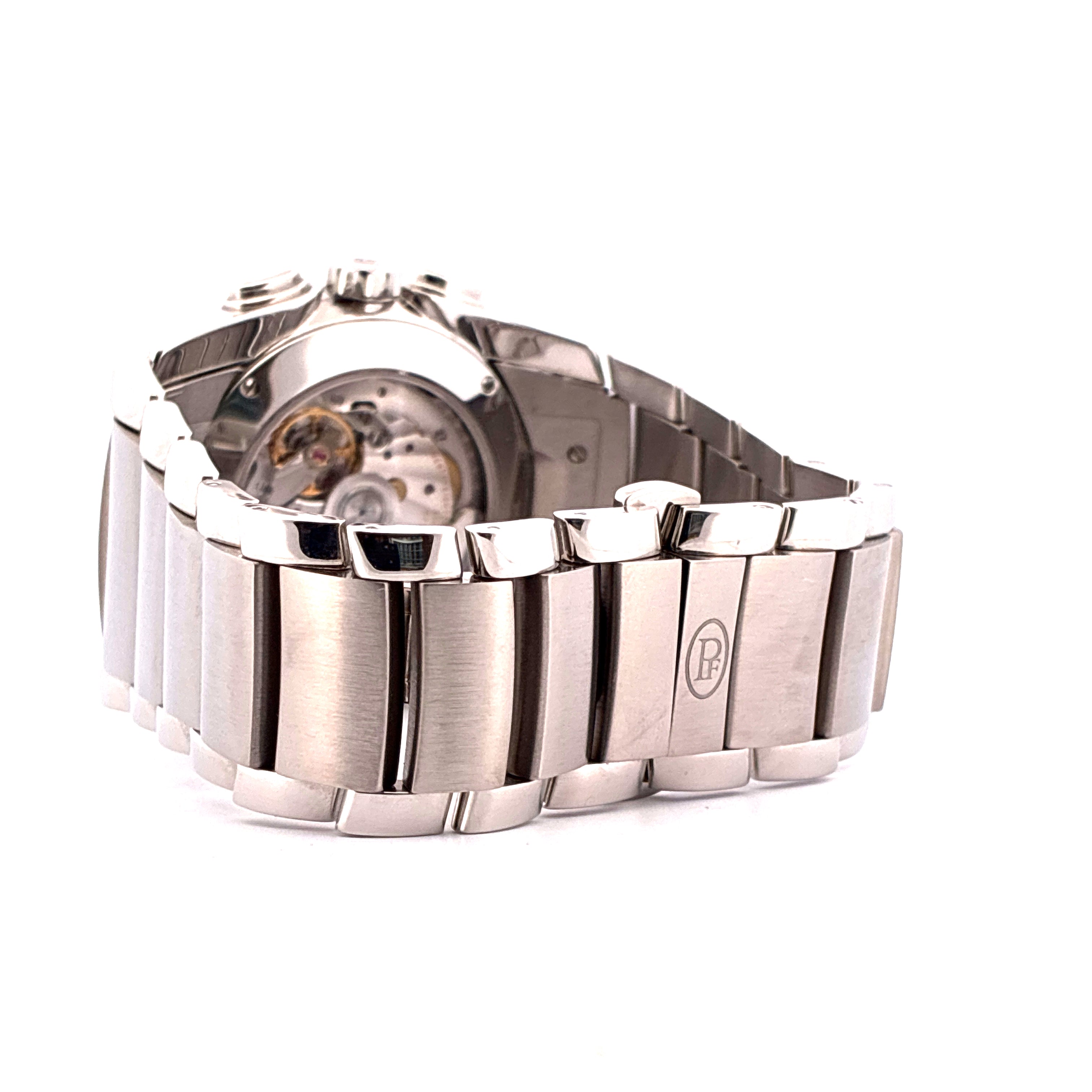 Parmigiani Fleurier Tonda Metrographe Uhr auf weissem Hintergrund, Seitenansicht auf das Uhrwerk und Armband mit Logo