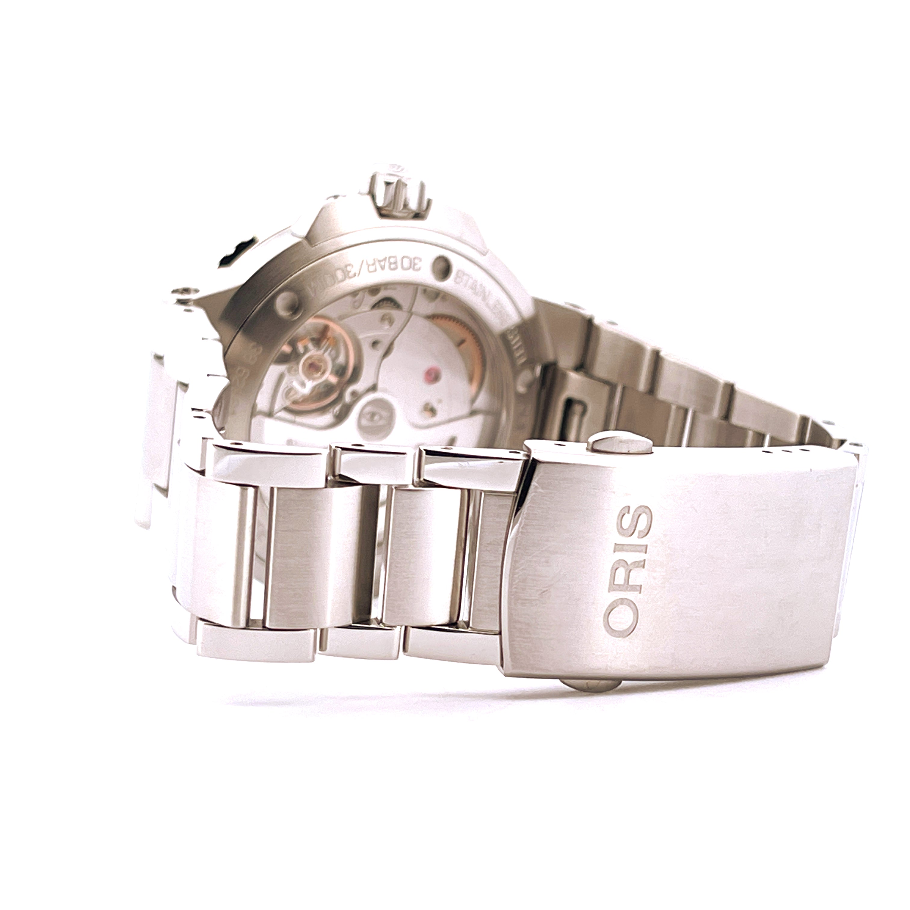 Seitenansicht des Oris Aquis Date Calibre 400 Gehäuses mit Sichtboden und Edelstahlarmband