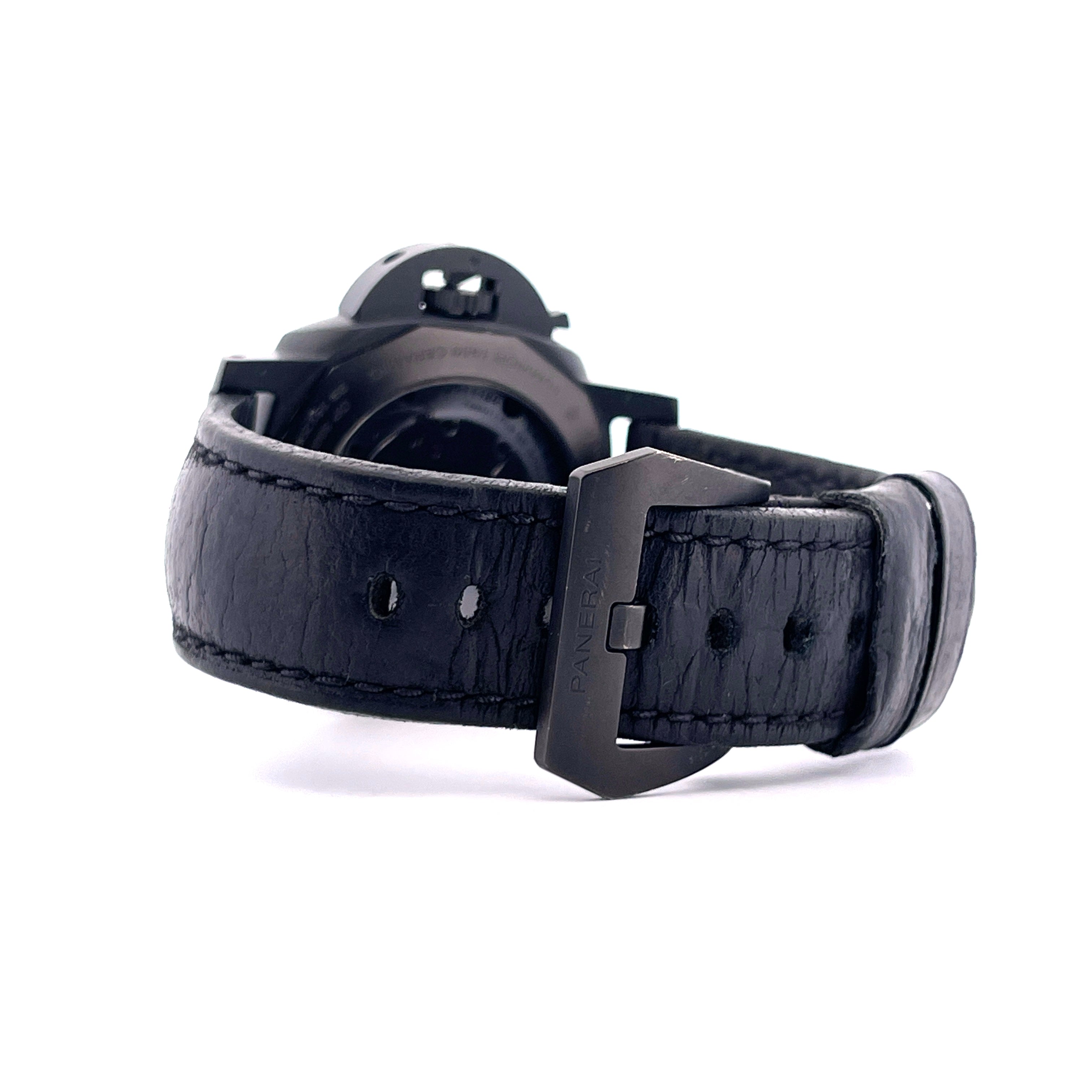 Seitenansicht einer schwarzen Panerai Luminor 1950 Ceramic GMT mit schwarzem Lederarmband und Dornschließe