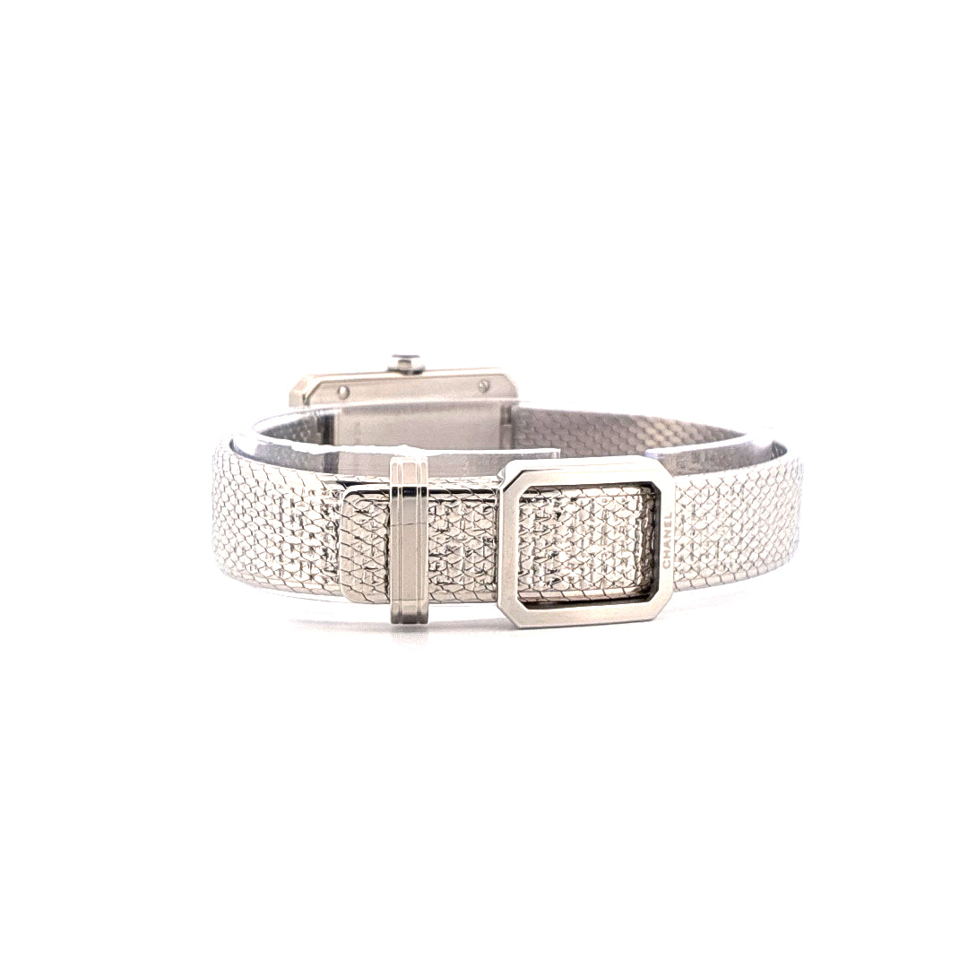 Seitenansicht einer Chanel Boyfriend Uhr aus Edelstahl mit feinem Gliederarmband und Dornschließe