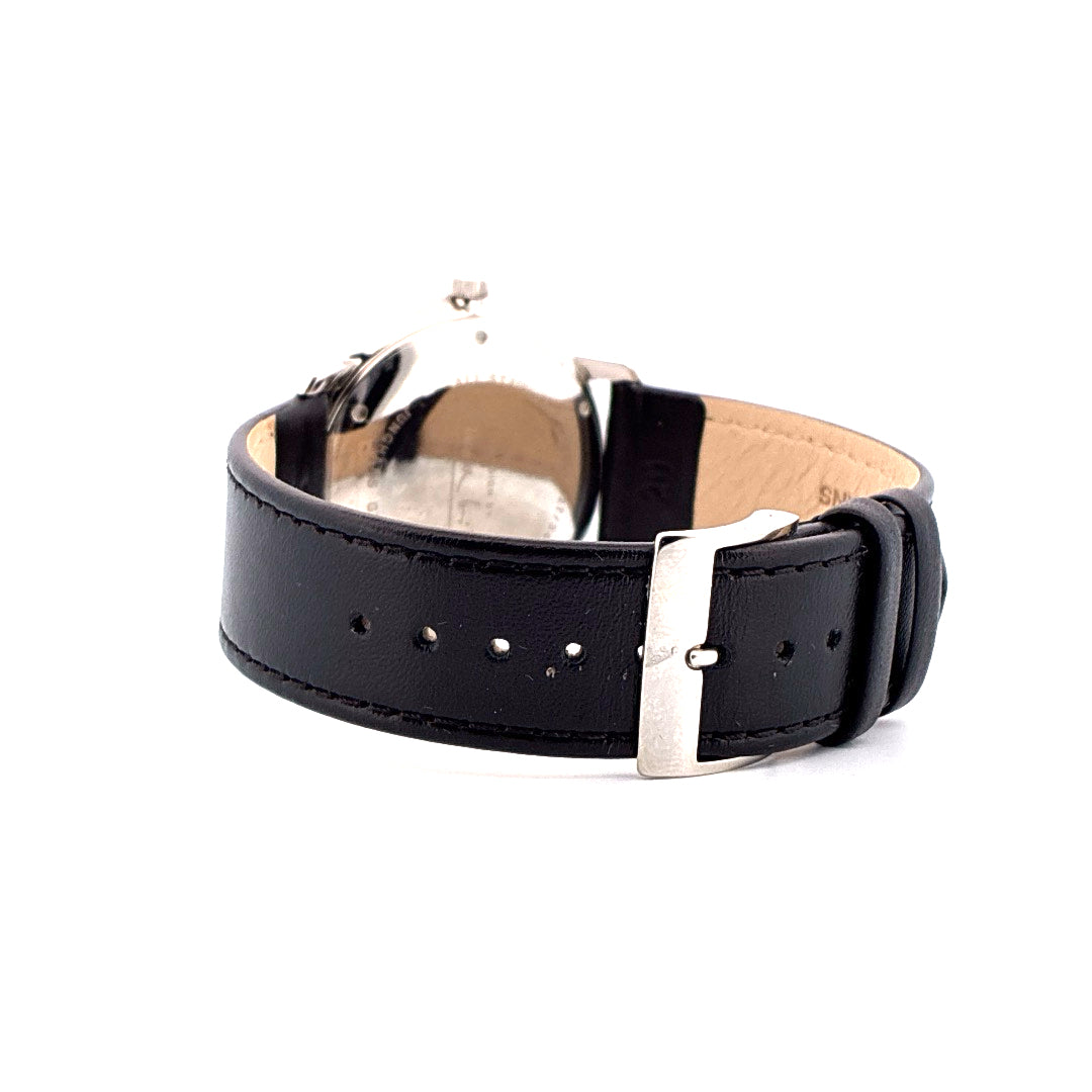 Detailansicht des schwarzen Lederarmbands mit silberner Dornschließe einer Junghans Max Bill Automatic Uhr