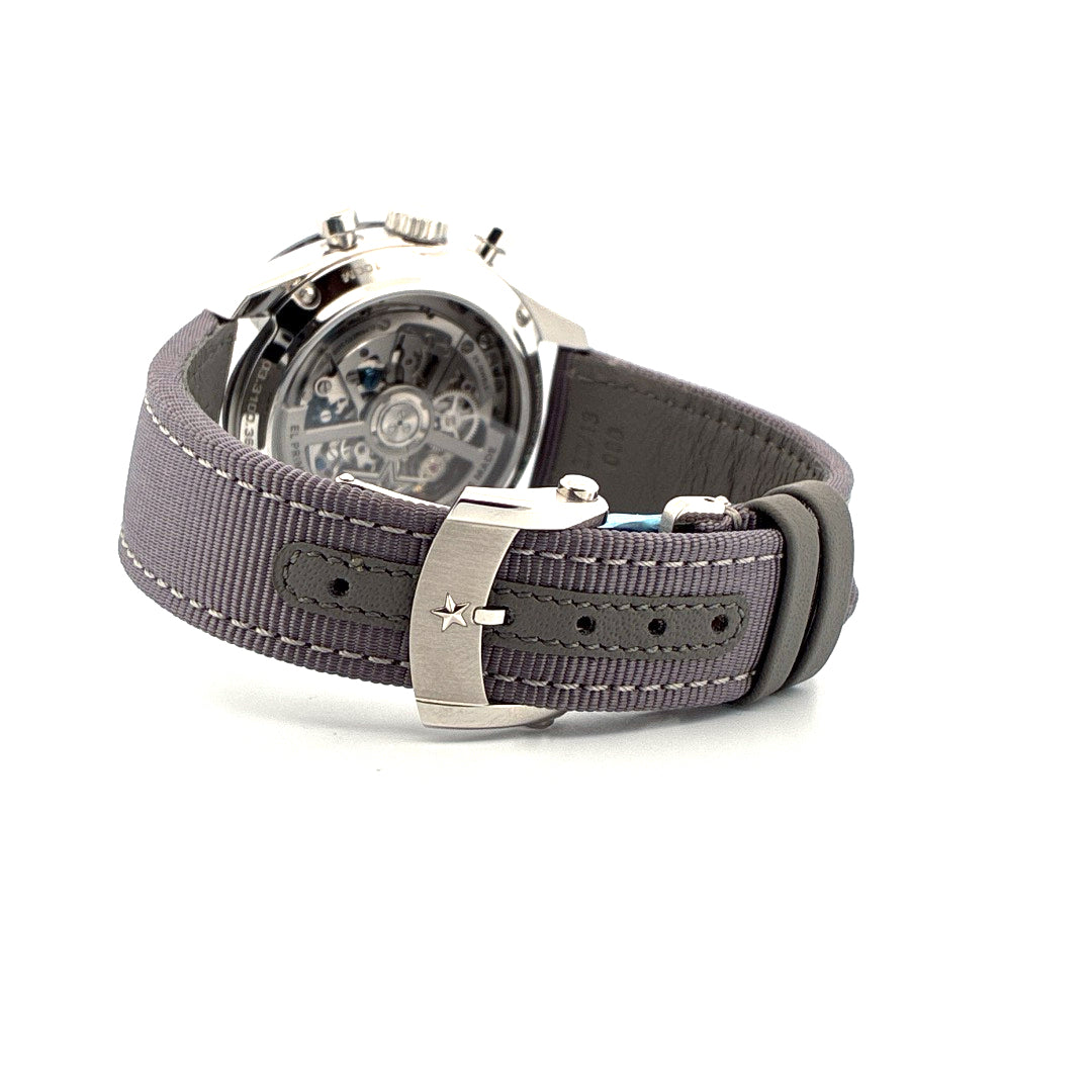 Zenith Chronomaster Sport mit grauem Textilband und Edelstahlschließe, Rückseite mit Sichtboden