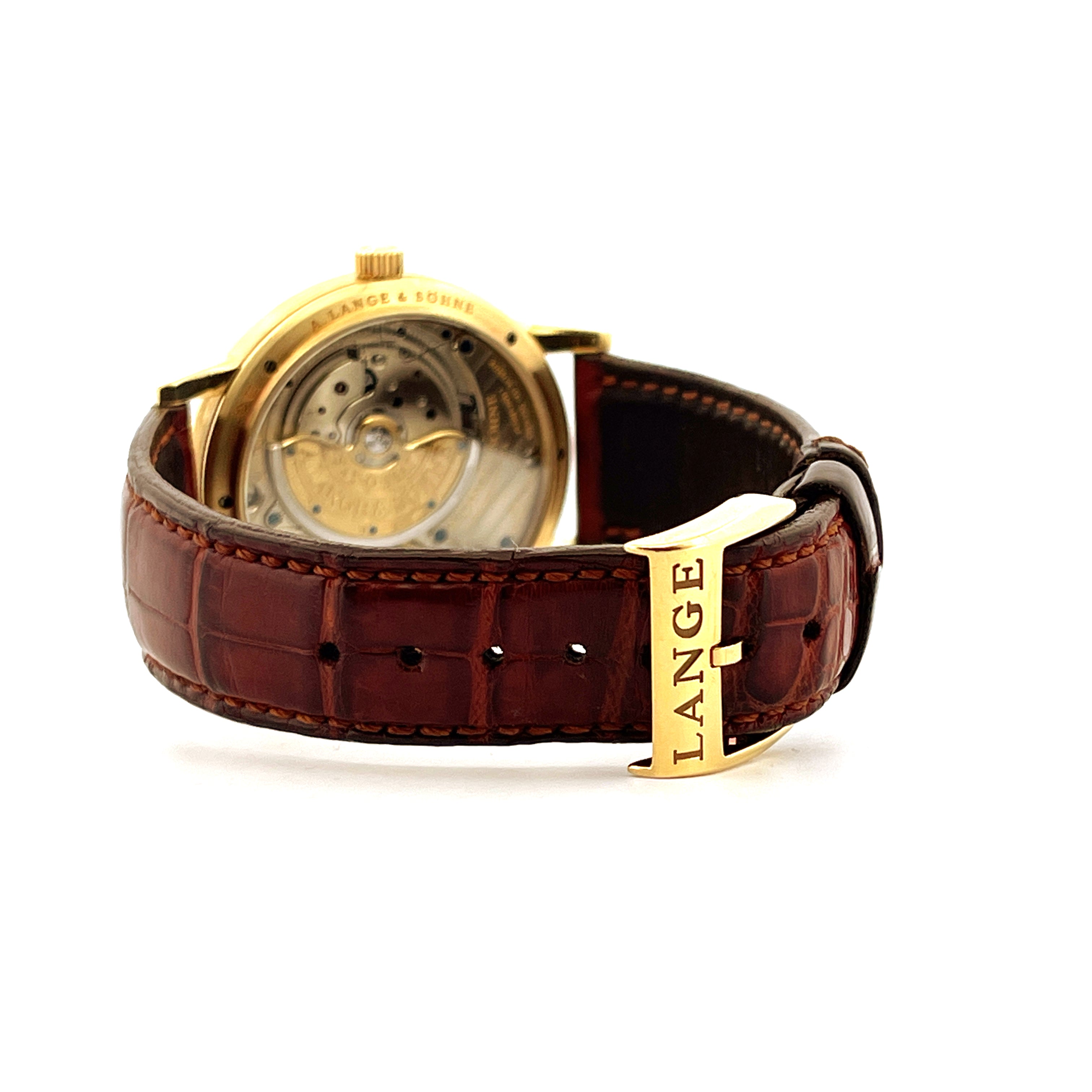 Rückansicht einer A. Lange & Söhne Langematik Automatikuhr mit goldenem Gehäuse und braunem Lederarmband