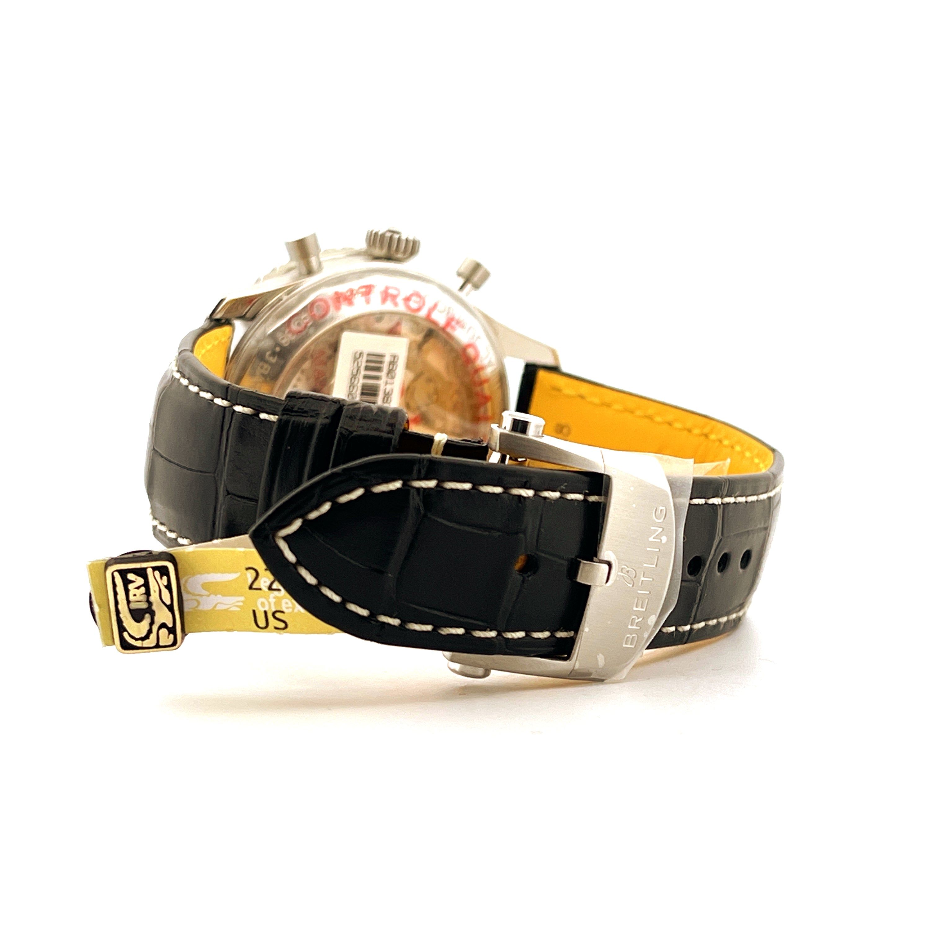 Seitenansicht eines Breitling Navitimer B01 Chronographen mit schwarzem Krokodillederarmband und Stiftschließe