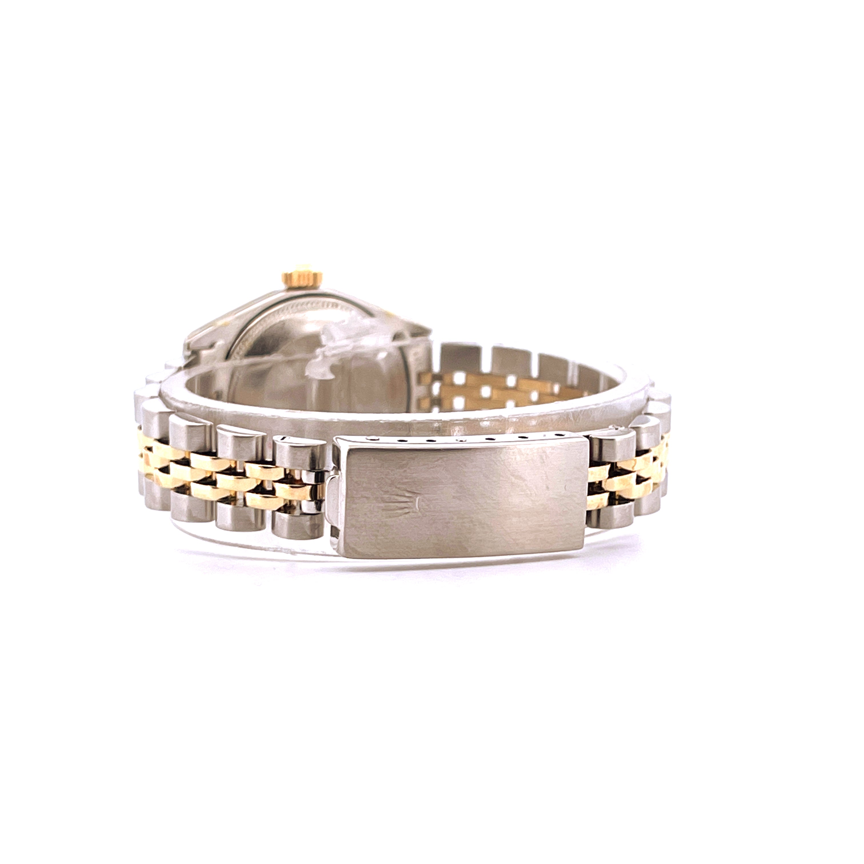 Seitenansicht einer Rolex Lady-Datejust Uhr mit Stahl-Gold-Armband und gefalteter Schließe