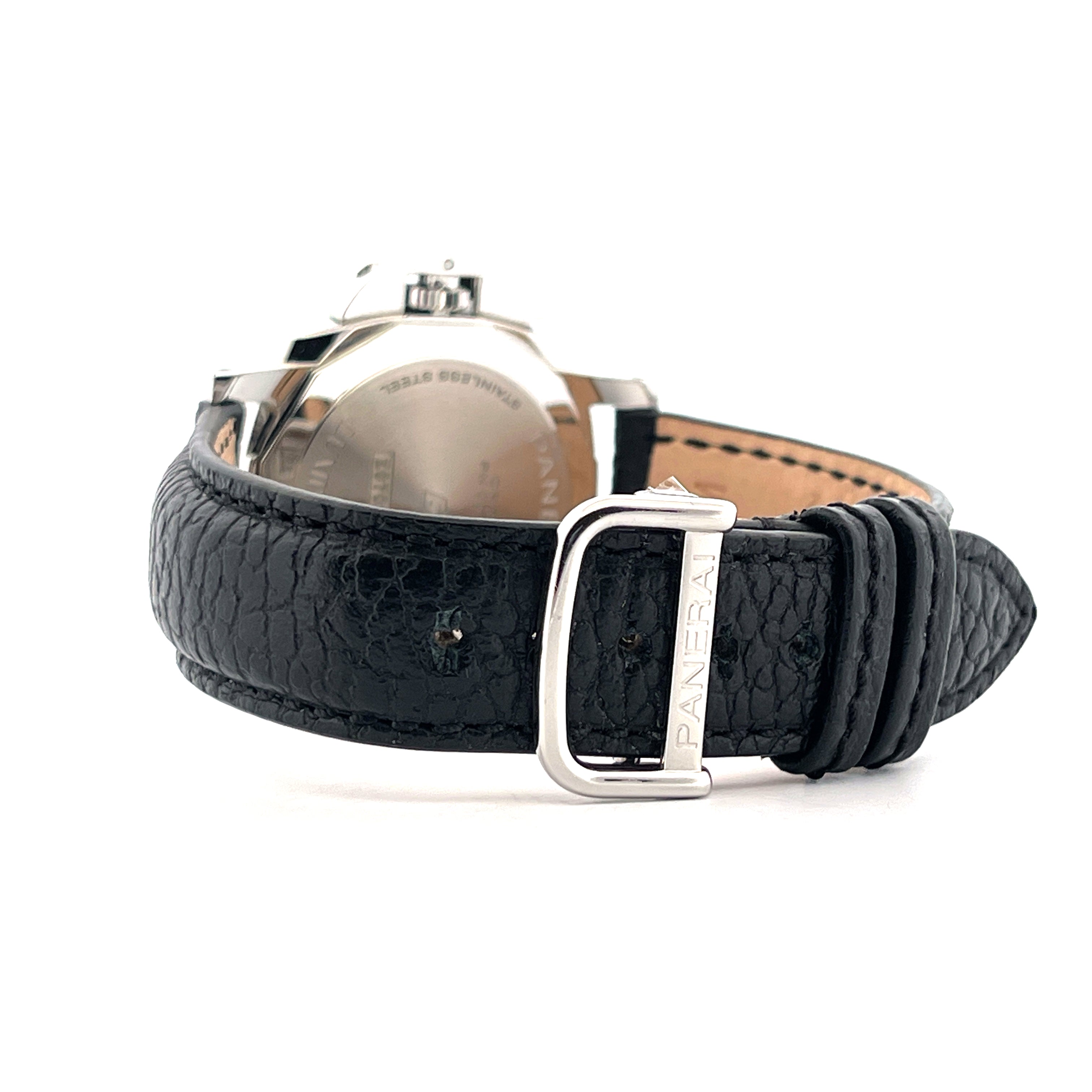 Panerai Luminor Due 38mm Seitenansicht des polierten Edelstahlgehäuses mit schwarzem Lederarmband und Dornschließe