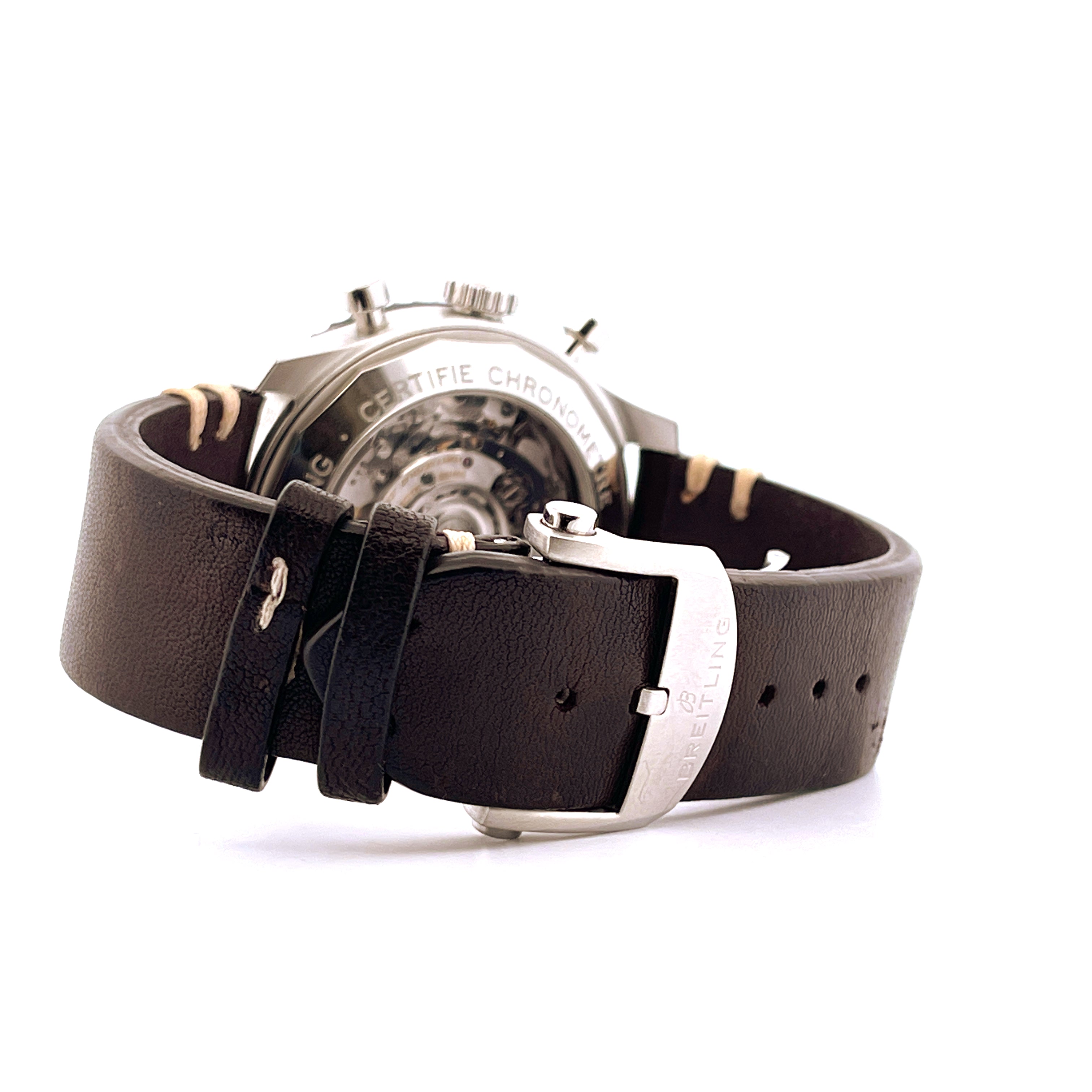 Breitling Aviator 8 B01 Chronograph 43 Mosquito Rückansicht mit braunem Lederarmband und Schließe