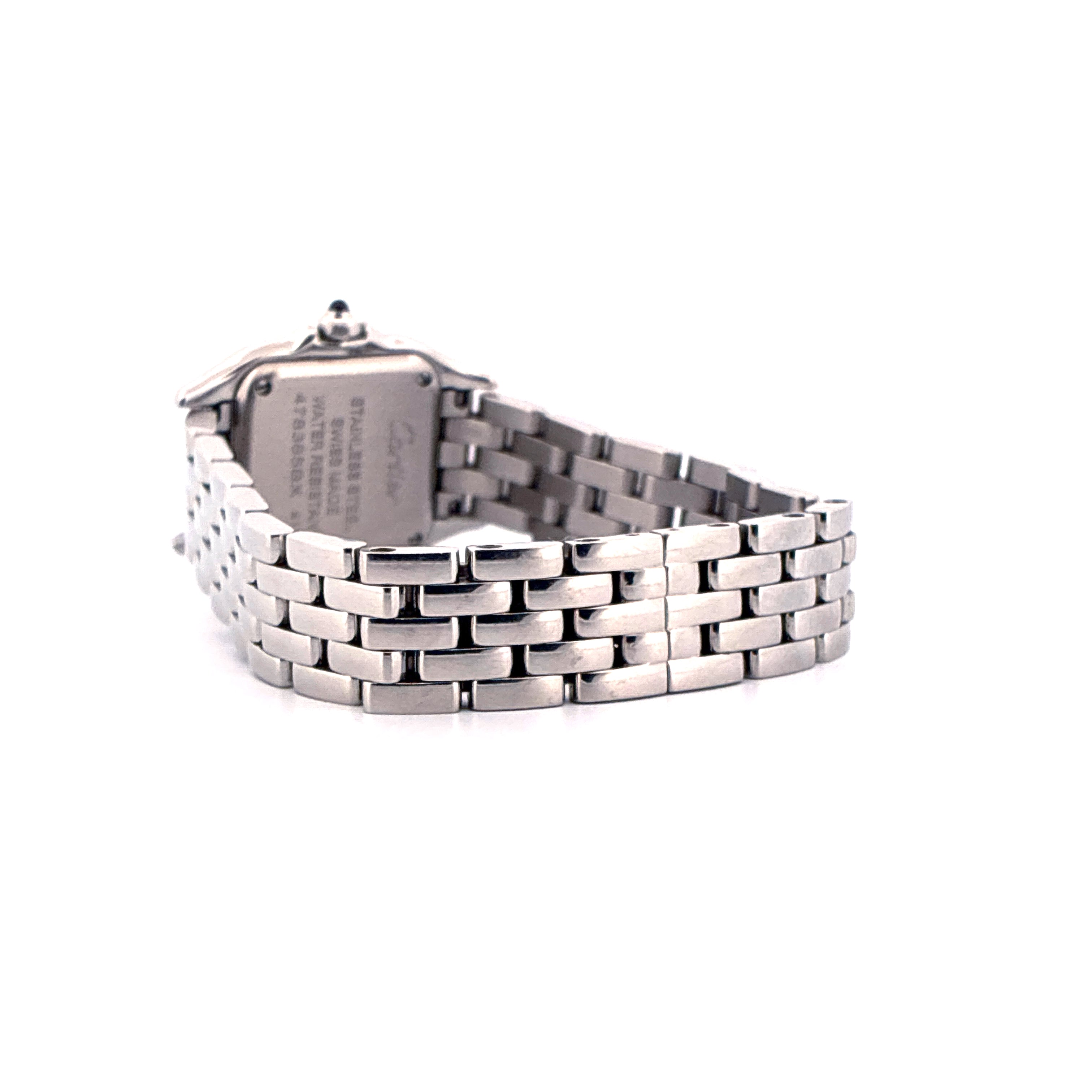 Seitenansicht einer Cartier Panthère Uhr aus Edelstahl mit charakteristischem Armband auf weißem Hintergrund