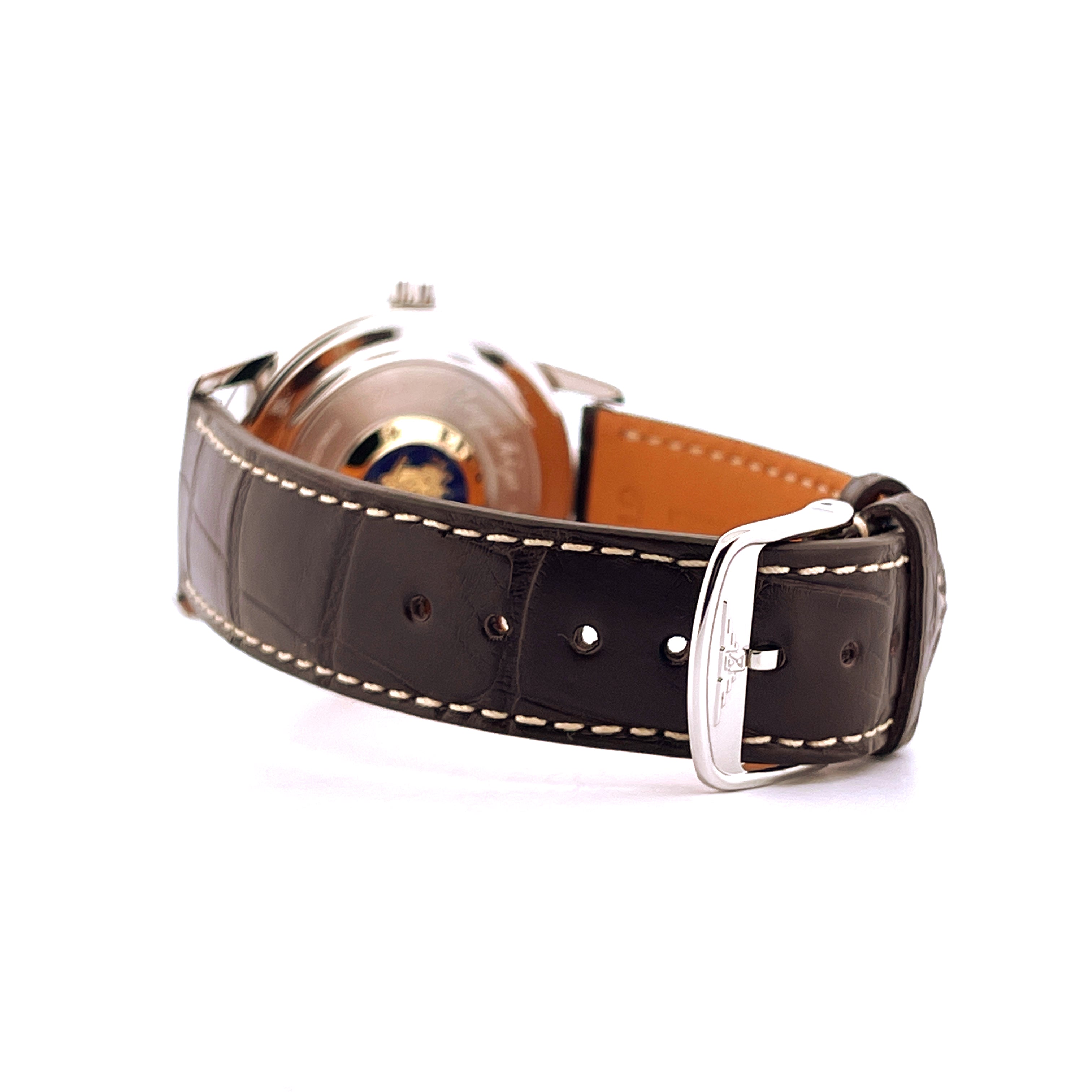 Seitenansicht des Longines Flagship Heritage Automatic Gehäuses mit schwarzem Lederarmband und Silberschließe