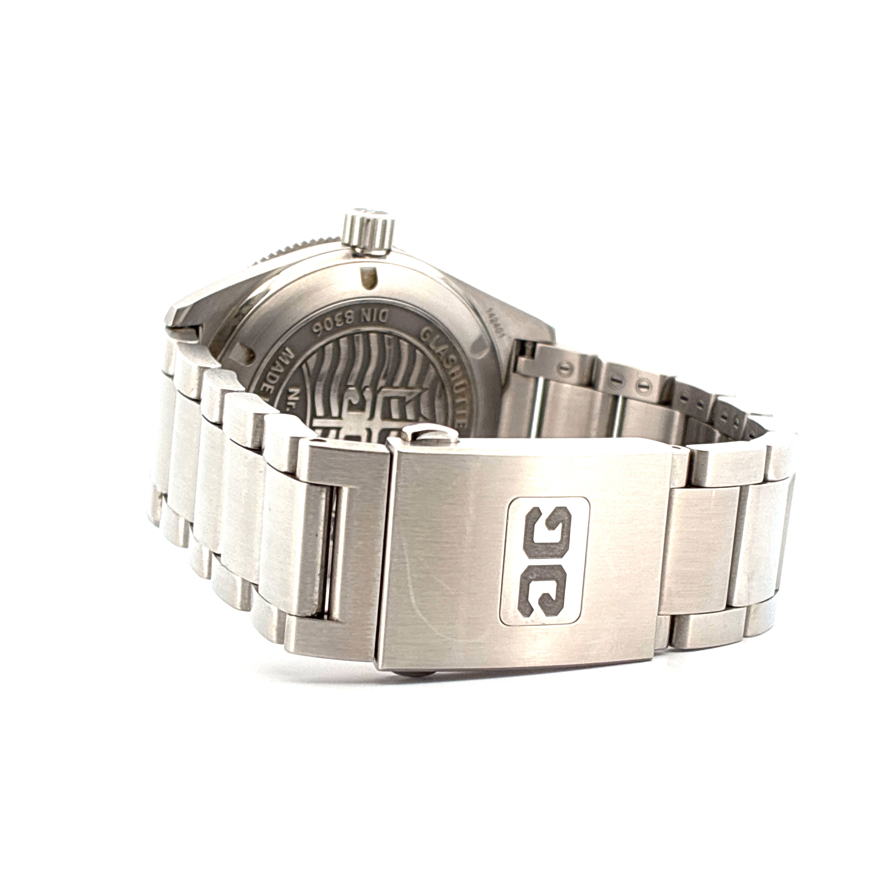 Glashütte Original SeaQ Uhr aus Edelstahl auf weissem Hintergrund, Seitenansicht des Gehaeuses und Armbandes mit DG Logo auf der Schliesse