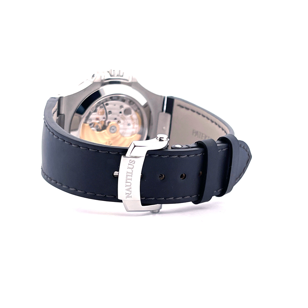Patek Philippe Nautilus Annual Calendar 5726A-001 / premium Condition / Full Set / second Strap / Germany / 2025, Rückansicht mit Gehäuseboden, Schließe und Armband vor weißem Hintergrund