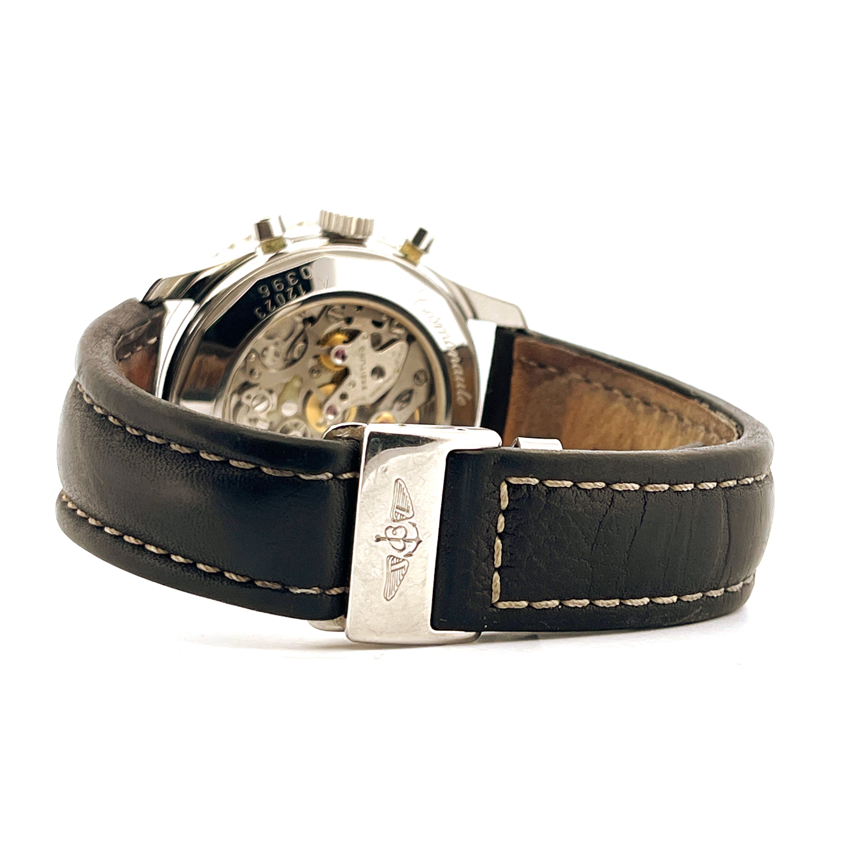 Breitling Navitimer Cosmonaute A12023 Seitenansicht mit Sichtboden und schwarzem Lederarmband