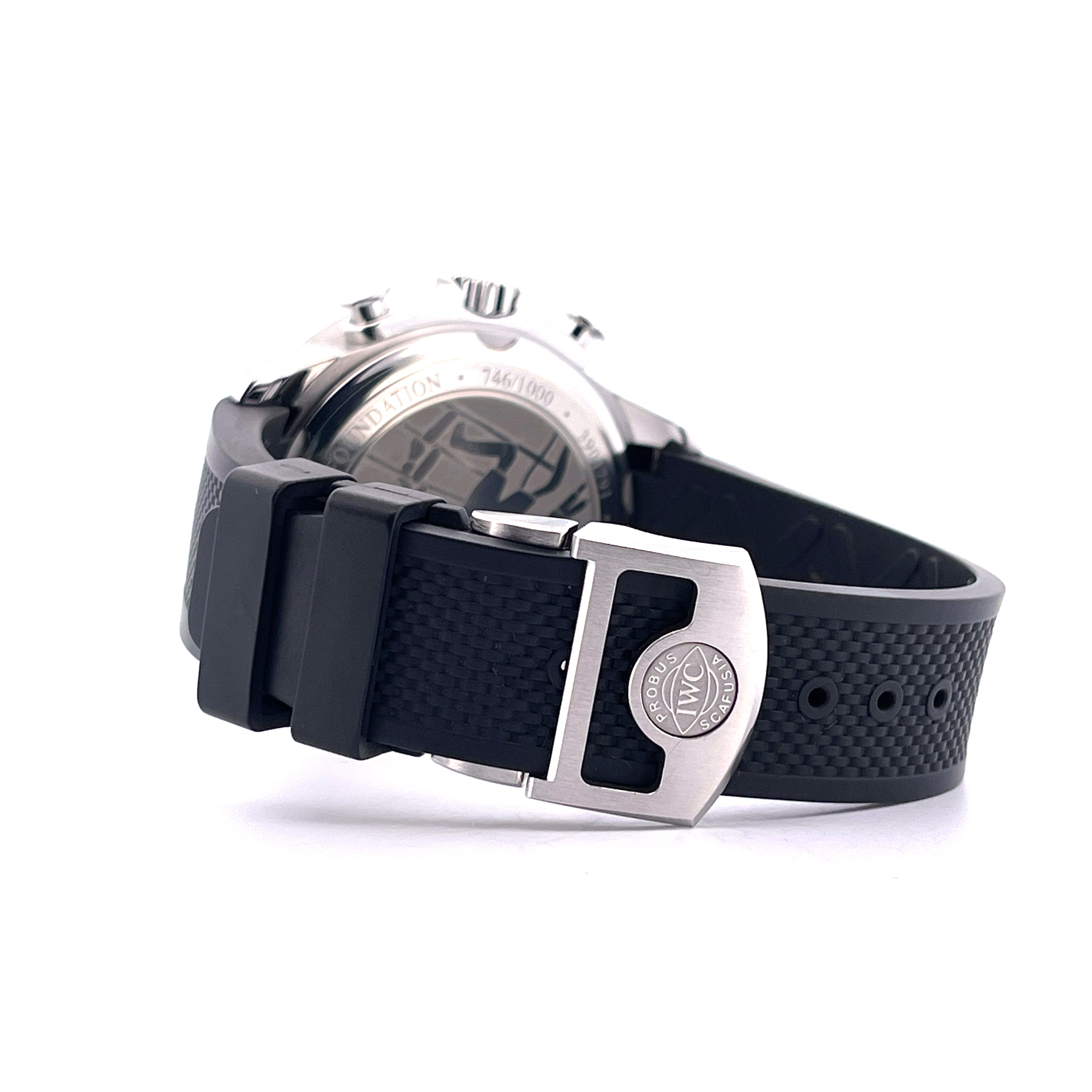 Seitenansicht eines IWC Portuguese Yacht Club Chronograph Laureus Limited Edition 2013 mit schwarzem Kautschukband und Edelstahlschliesse
