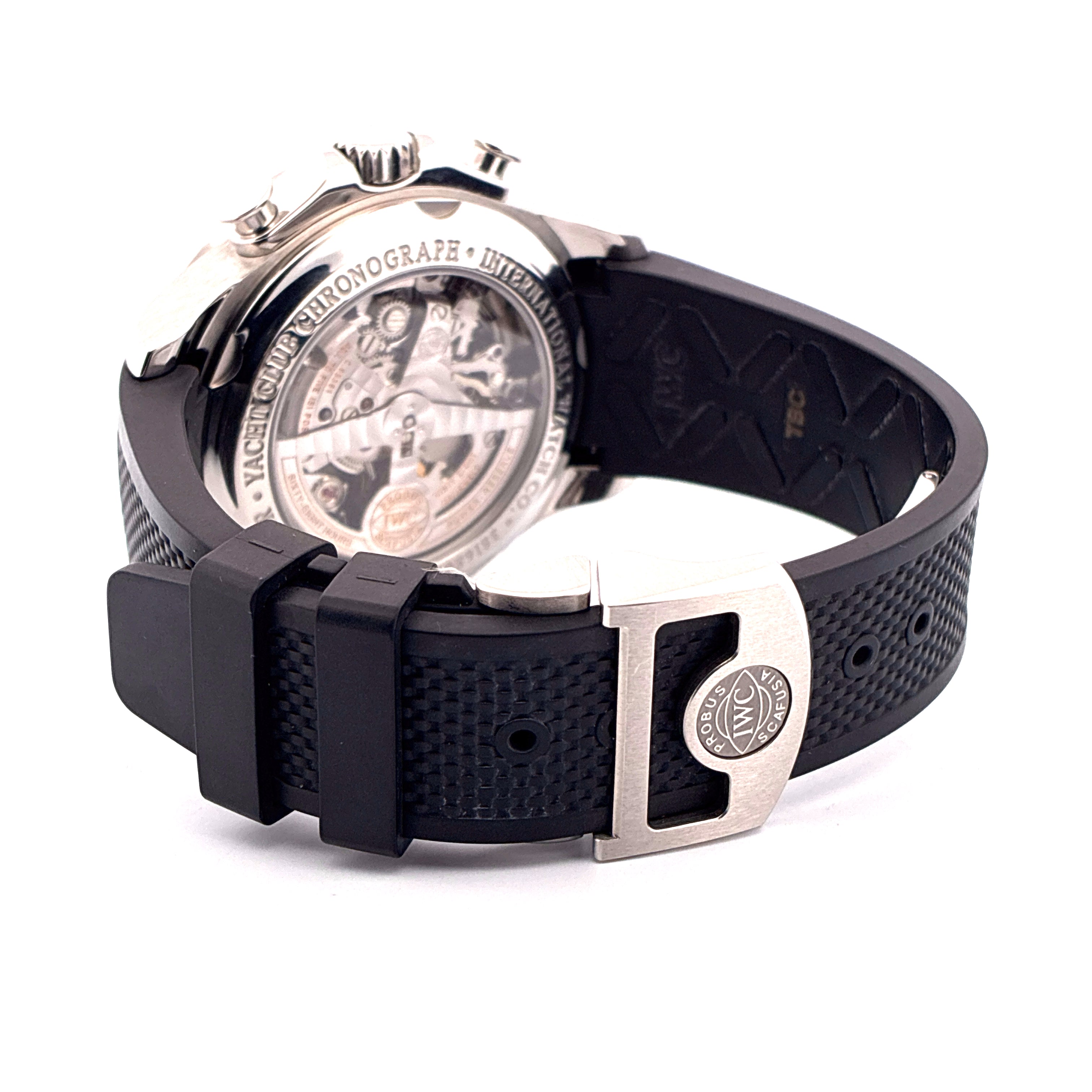 IWC Portuguese Yacht Club Chronograph im Detail mit schwarzem Kautschukband und Edelstahlschließe