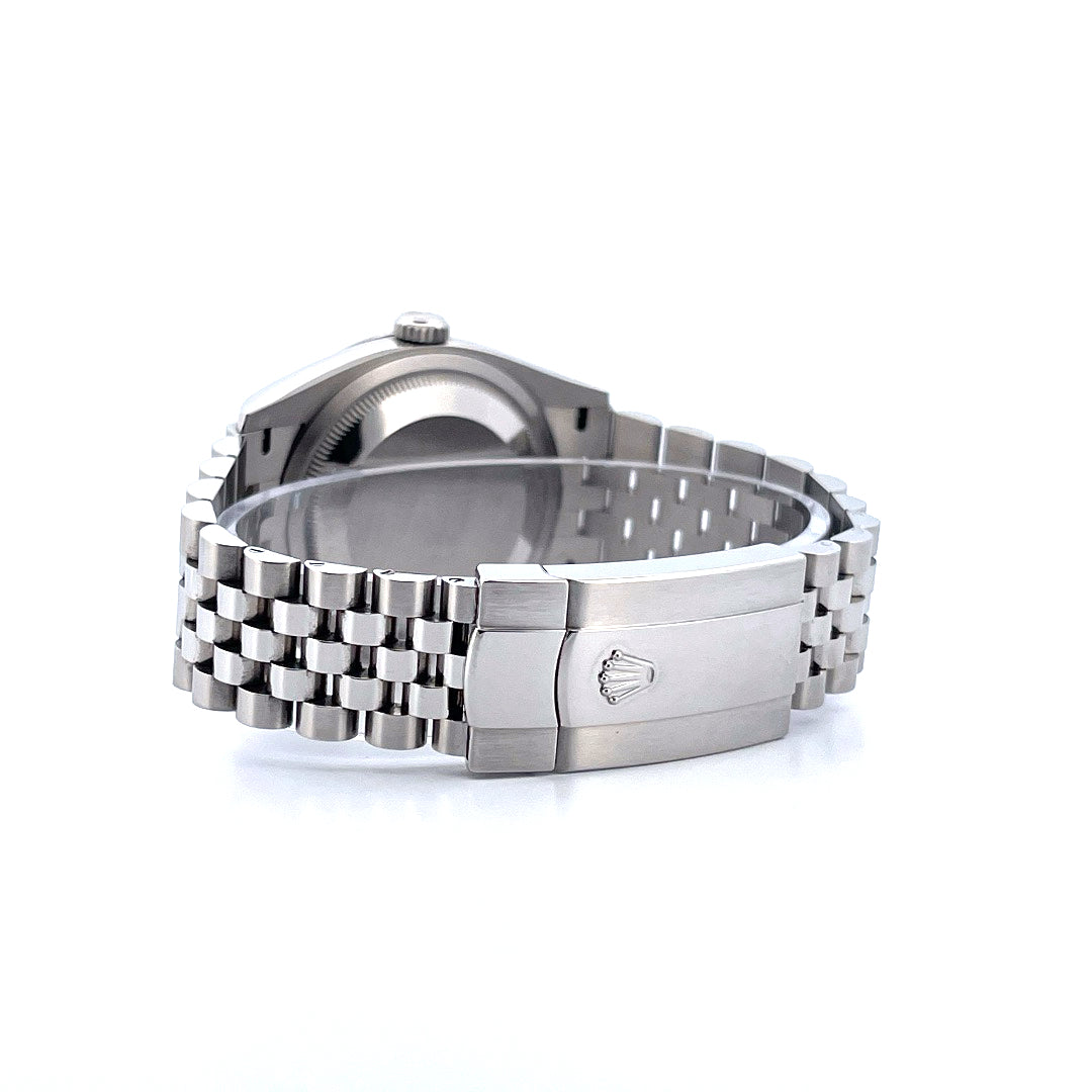 Seitenansicht einer Rolex Datejust 36 Blue Motif mit Stahlarmband und Schließe