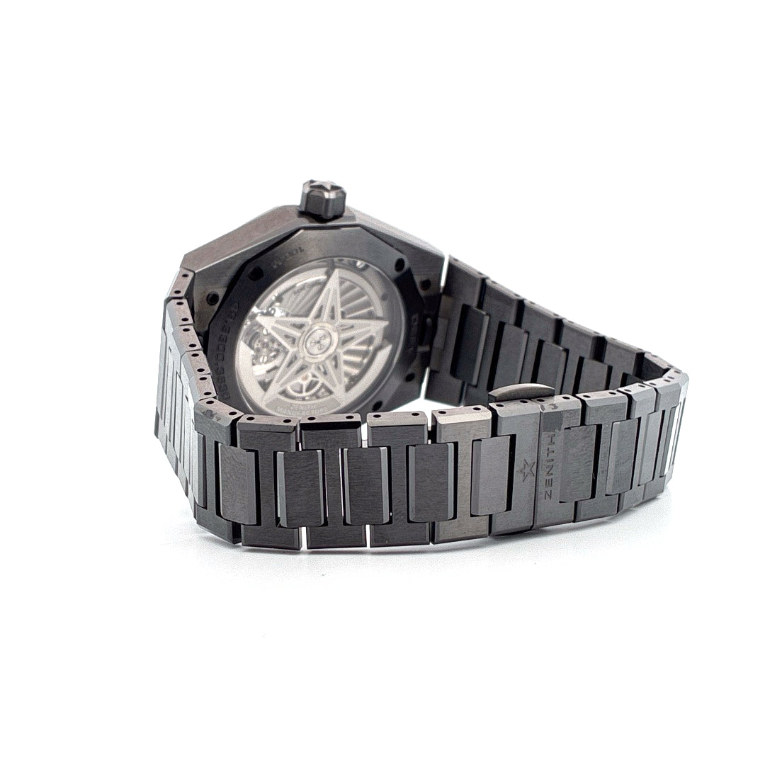 Zenith Defy Skyline Tourbillon in schwarzer Keramik von hinten gesehen mit Sichtboden und Metallarmband