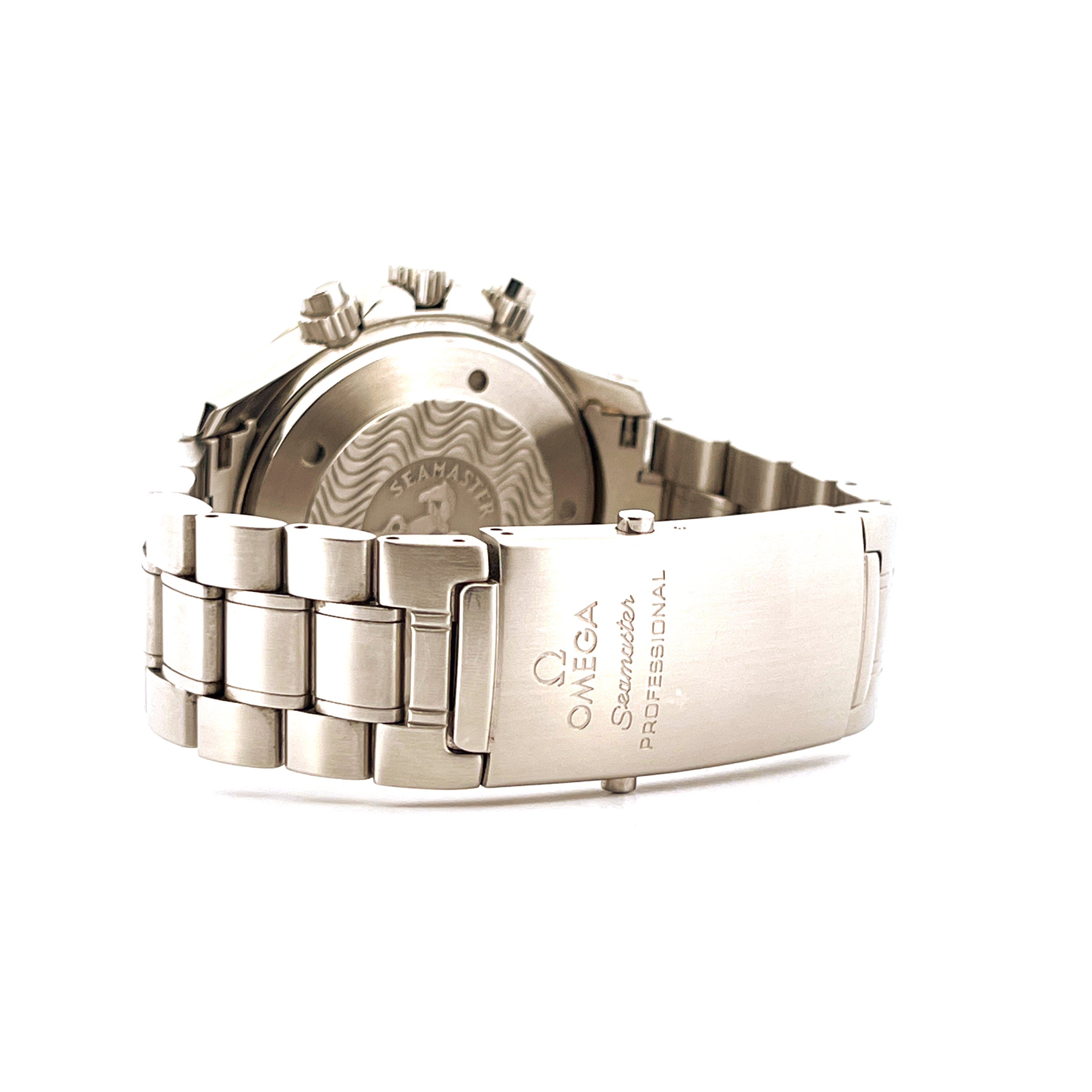 Omega Seamaster Chrono 41,5 Edelstahl Armband und Schließe mit Logoprägung von der Seite gesehen auf weißem Hintergrund