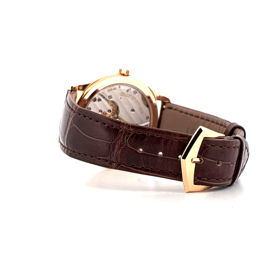 Patek Philippe Calatrava 6119R Rückansicht mit braunem Krokodillederarmband und rosegoldener Dornschließe