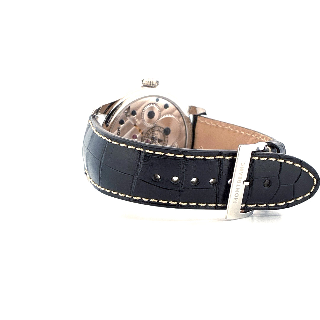 Montblanc Small Second 1858 mit schwarzem Krokolederarmband und silberner Schließe auf weißem Hintergrund
