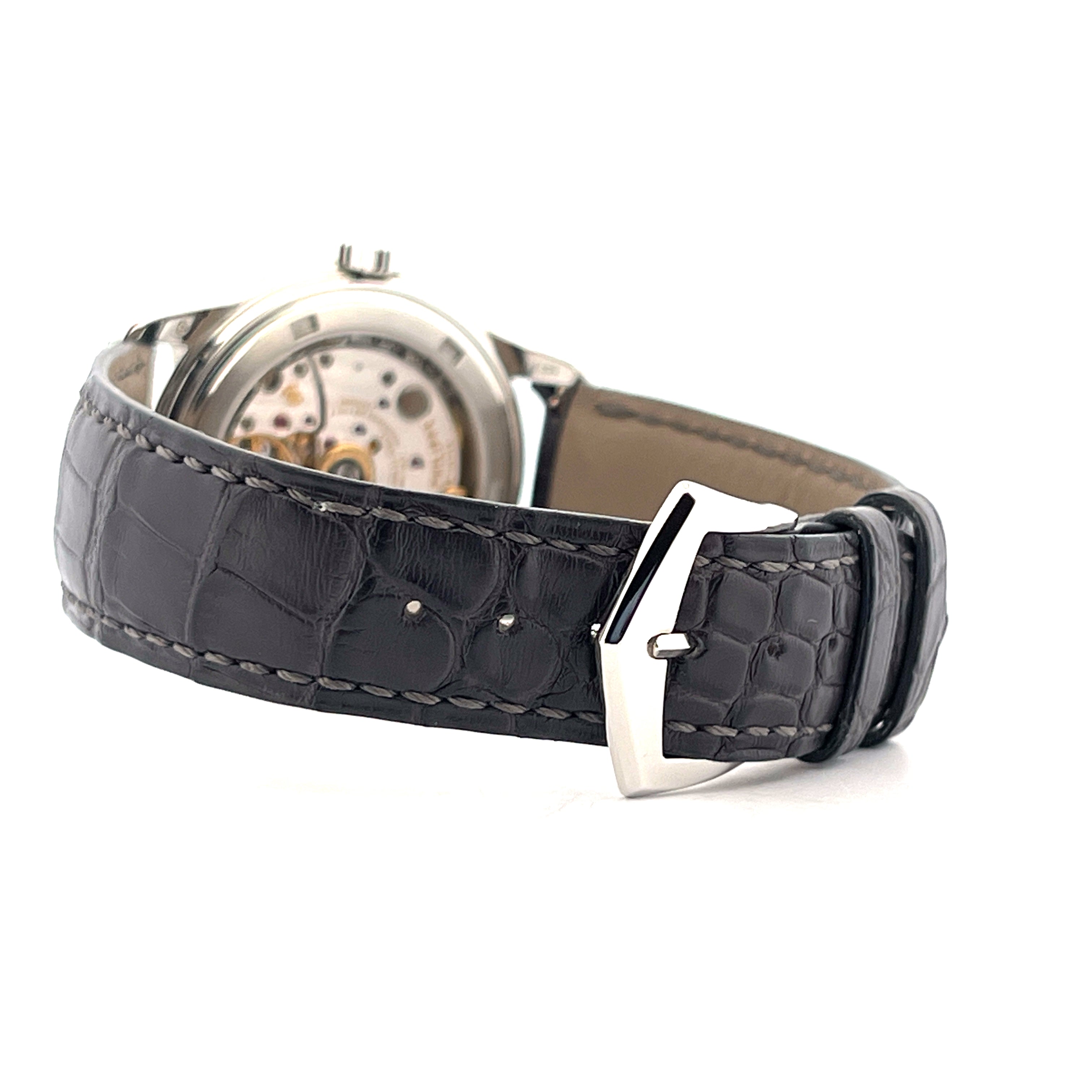 Patek Philippe Annual Calendar 5056P-001 Detailansicht des Platin-Gehäuses mit Kroko-Lederarmband und Schließe
