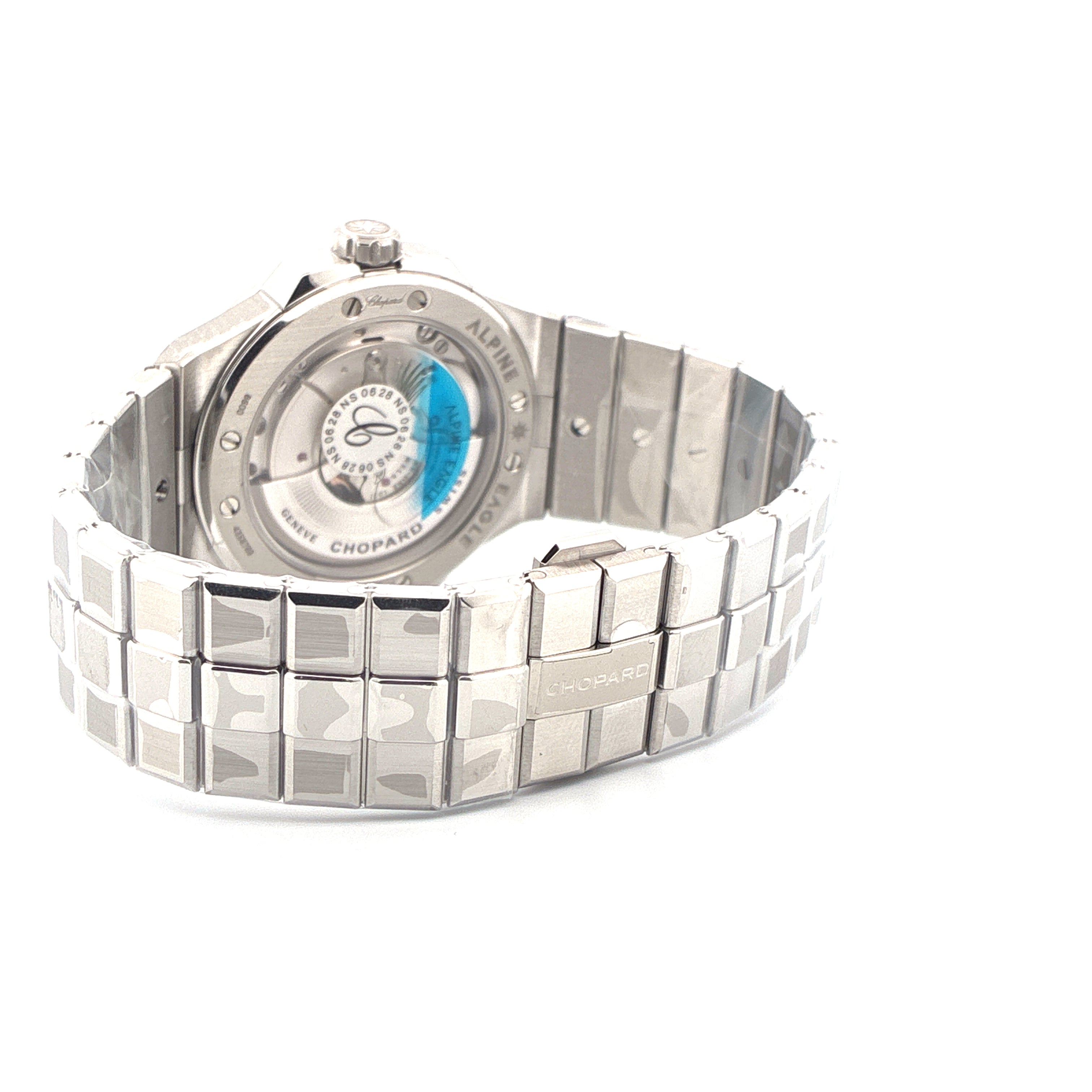 Rückseite einer Chopard Alpine Eagle Uhr aus Edelstahl mit Automatikwerk auf weißem Hintergrund