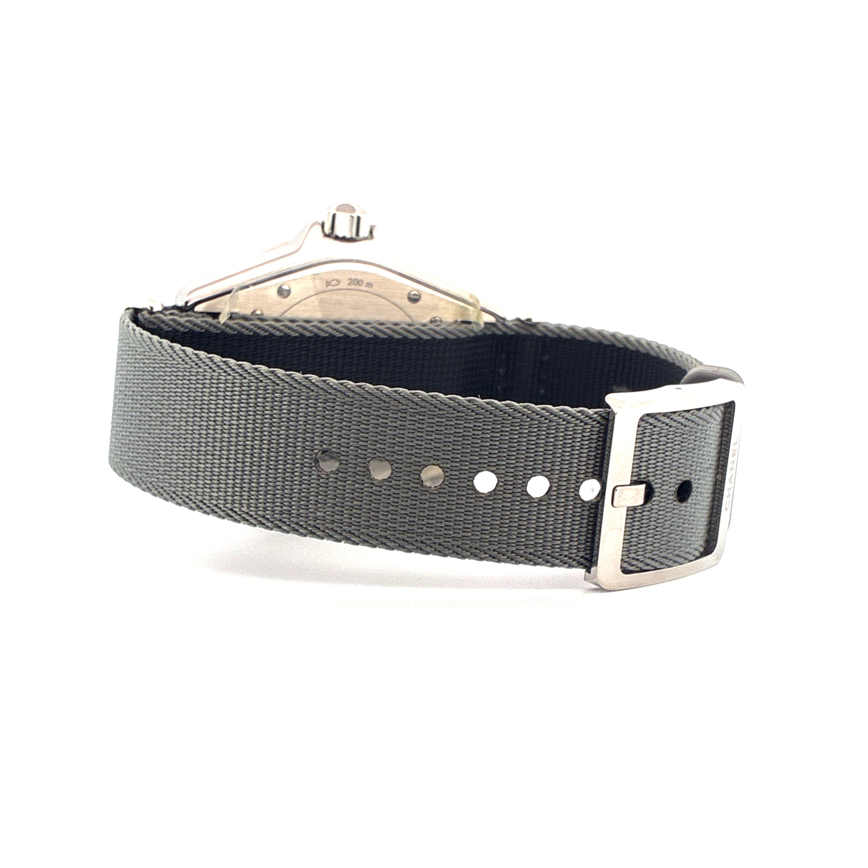 Seitenansicht einer Chanel J12-g10 mit grauem Textilarmband und Metallschnalle