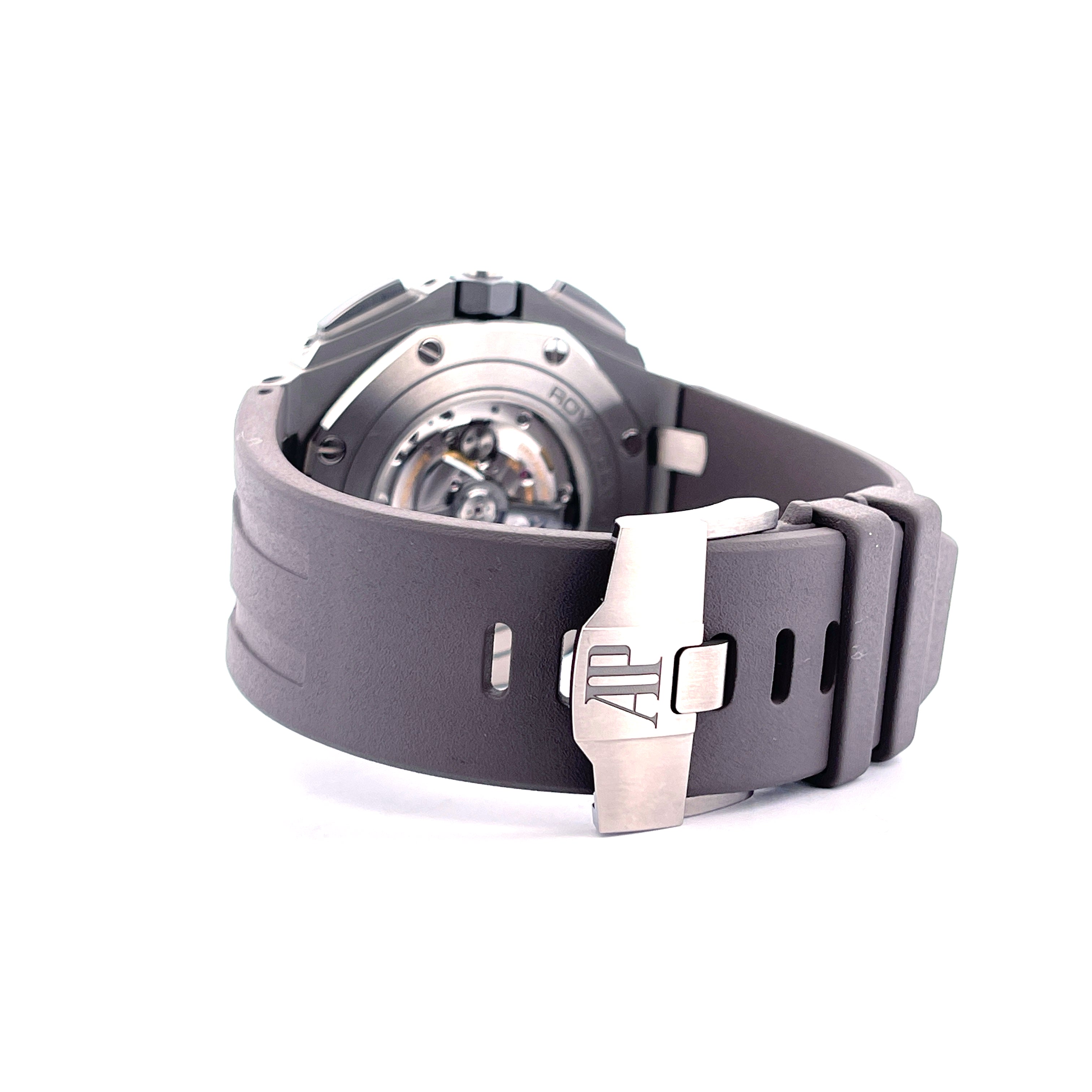 Audemars Piguet Royal Oak Offshore Chronograph mit Titan Gehäuse und grauem Kautschukarmband, Seitenansicht auf weissem Hintergrund