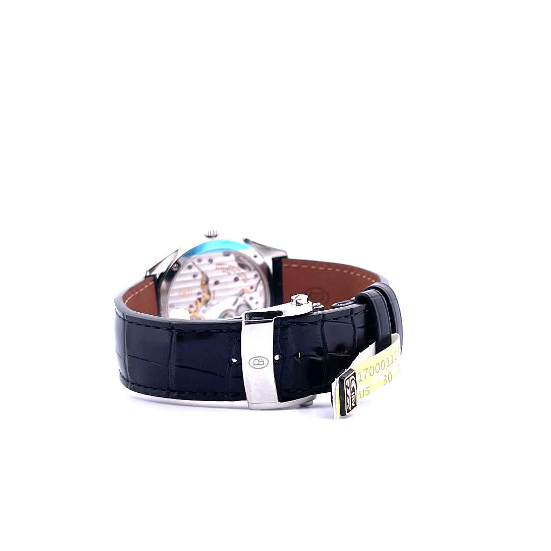 Parmigiani Tonda 1950 mit schwarzem Lederarmband und sichtbarem Automatikwerk im Rückseiten-Detail auf weißem Hintergrund