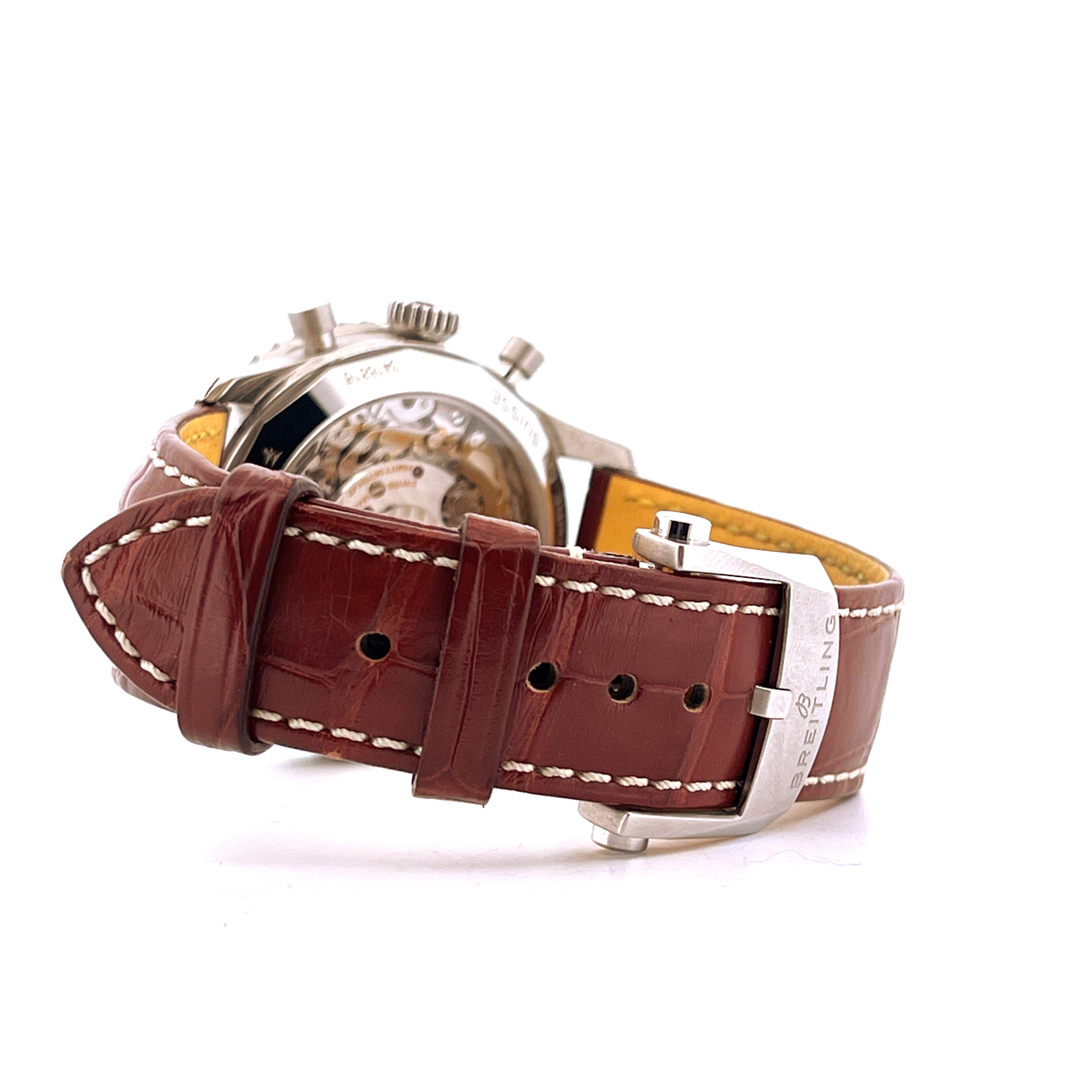 Seitenansicht eines Breitling Navitimer B01 Chronograph mit braunem Lederarmband und Stahlschließe