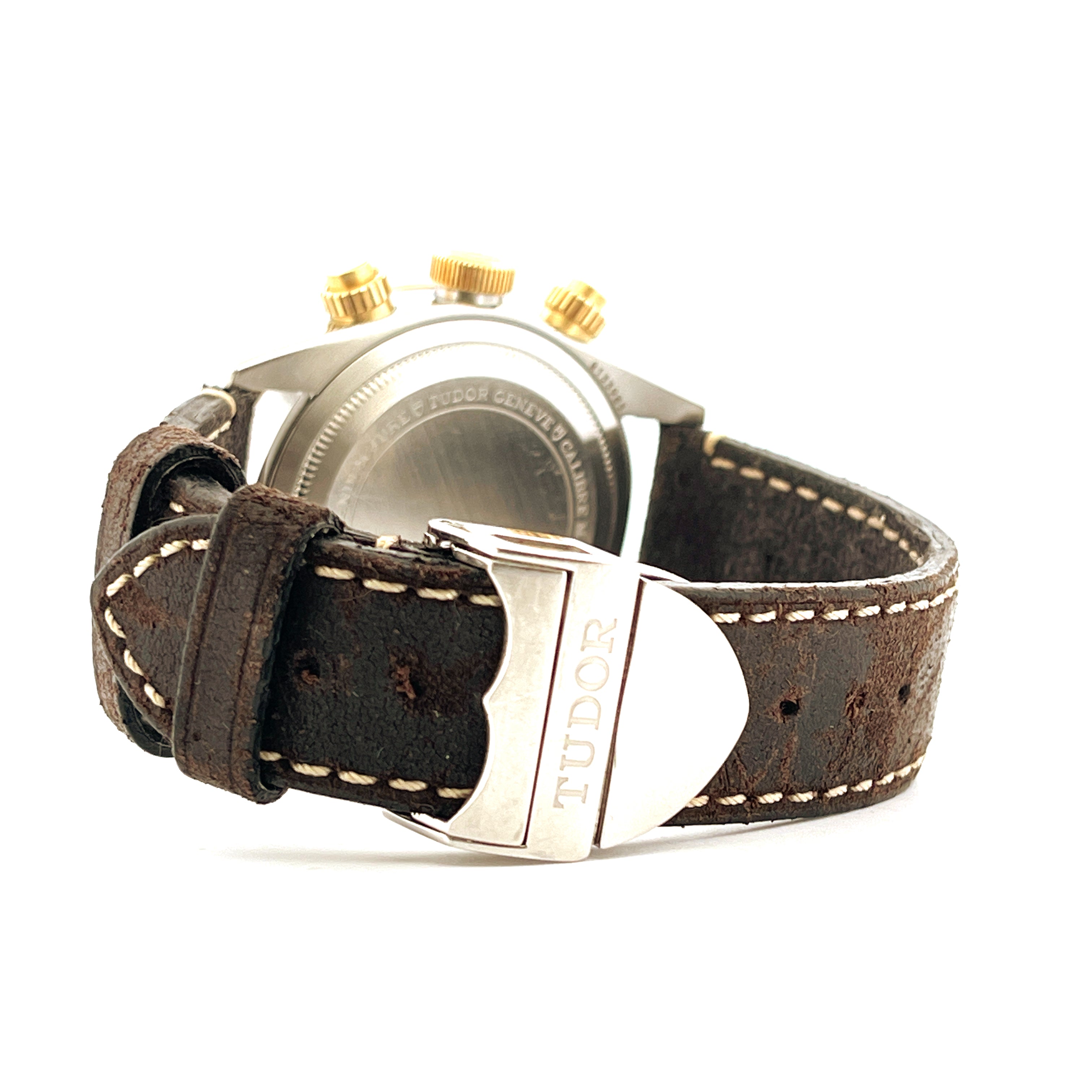 Seitenansicht einer Tudor Black Bay Chrono S&G Uhr mit Lederarmband und charakteristischer Schließe