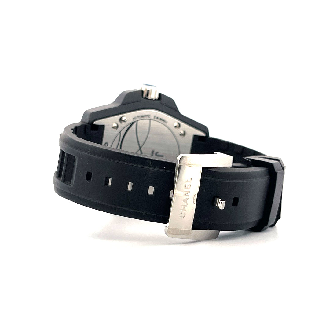 Chanel J12 Marine 42mm mit schwarzem Kautschukarmband und silberner Schließe mit Chanel-Schriftzug
