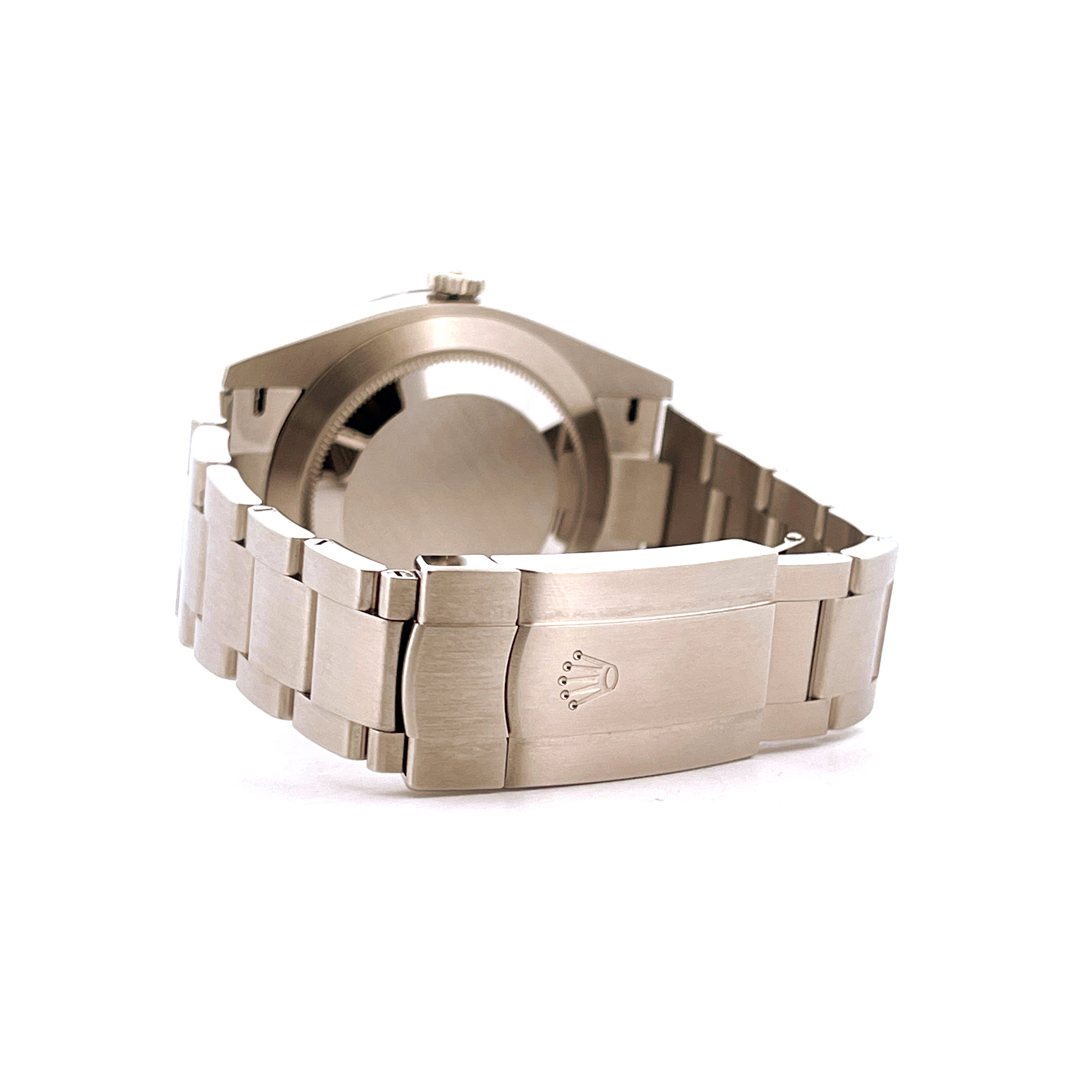 Rolex Oyster Perpetual 41 Green Automatik-Uhr mit Edelstahlschließe und Krone im Detail vor weißem Hintergrund