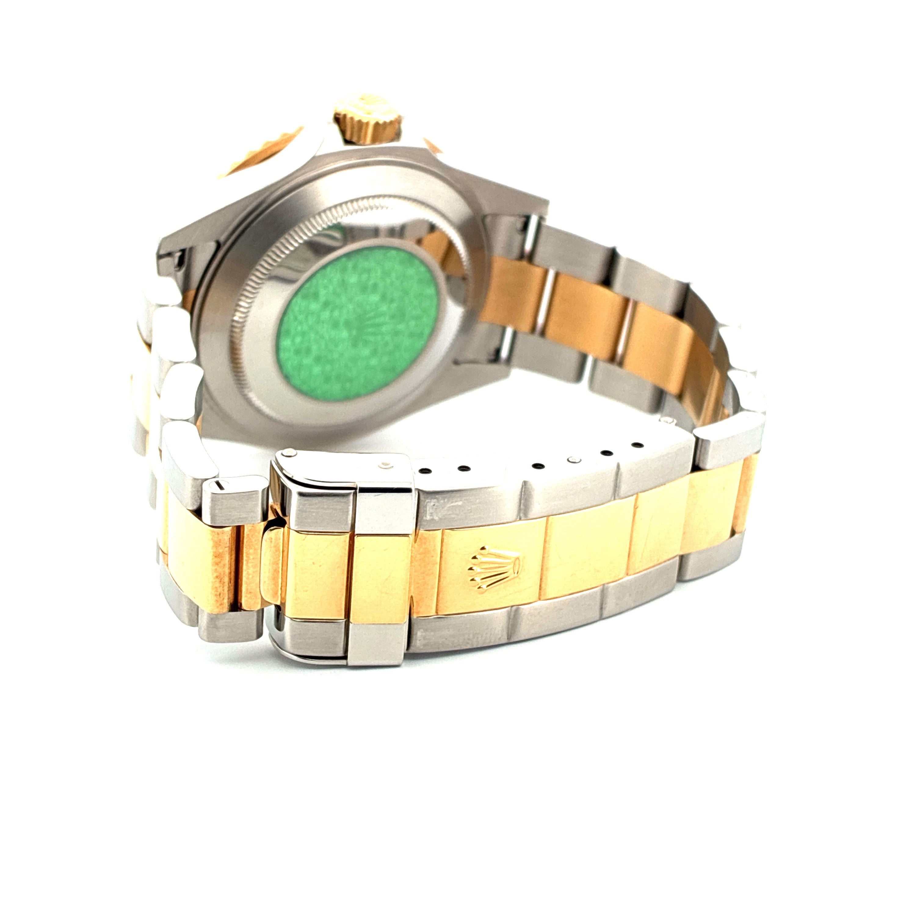 Rolex Submariner Date Bicolor Rückansicht mit Automatikwerk, Stahl-Gold-Armband mit Rolex-Logo auf weissem Hintergrund