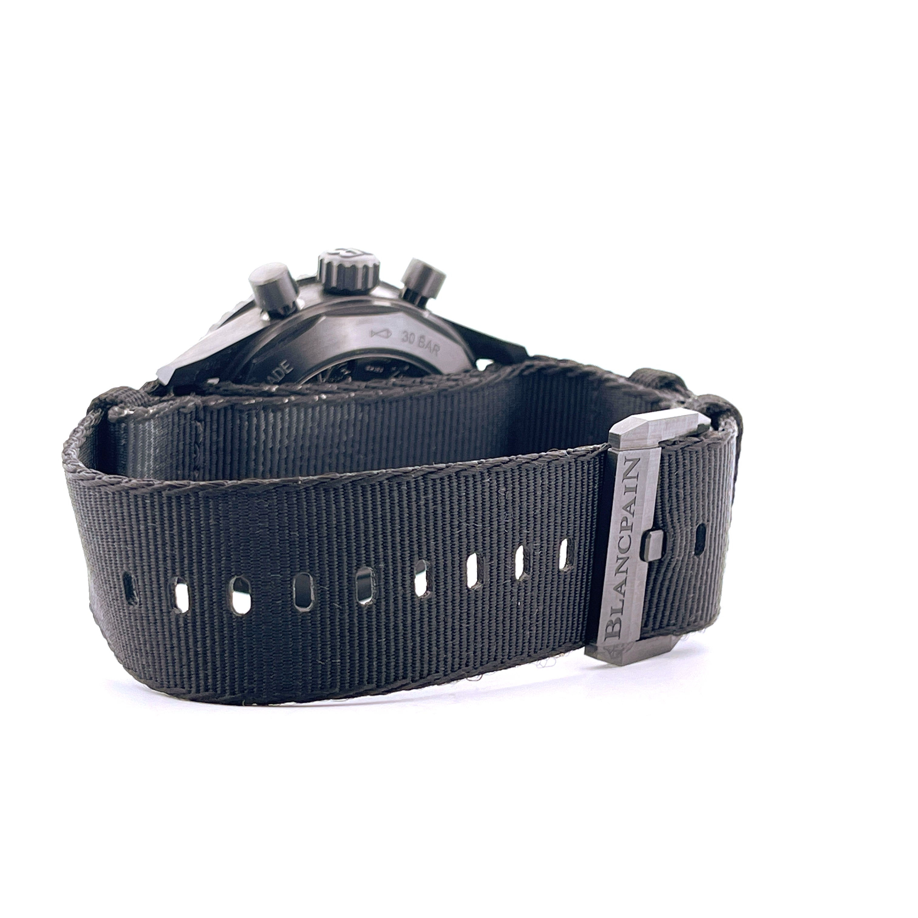 Seitenansicht eines Blancpain Fifty Fathoms mit schwarzem Textilarmband und Ceramikgehäuse