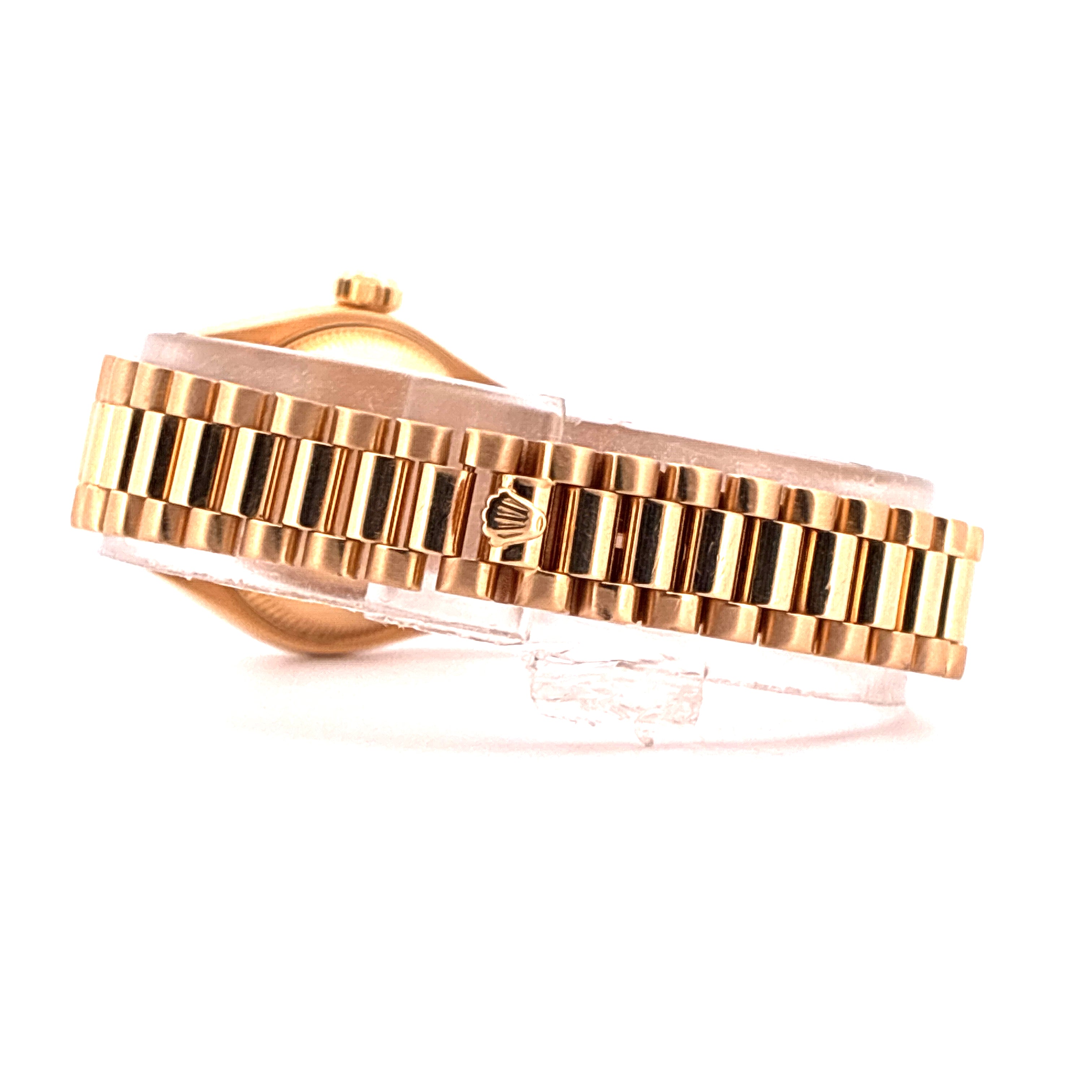 Rolex Lady-Datejust Seitenansicht eines goldenen Armbands mit einem Kronenlogo