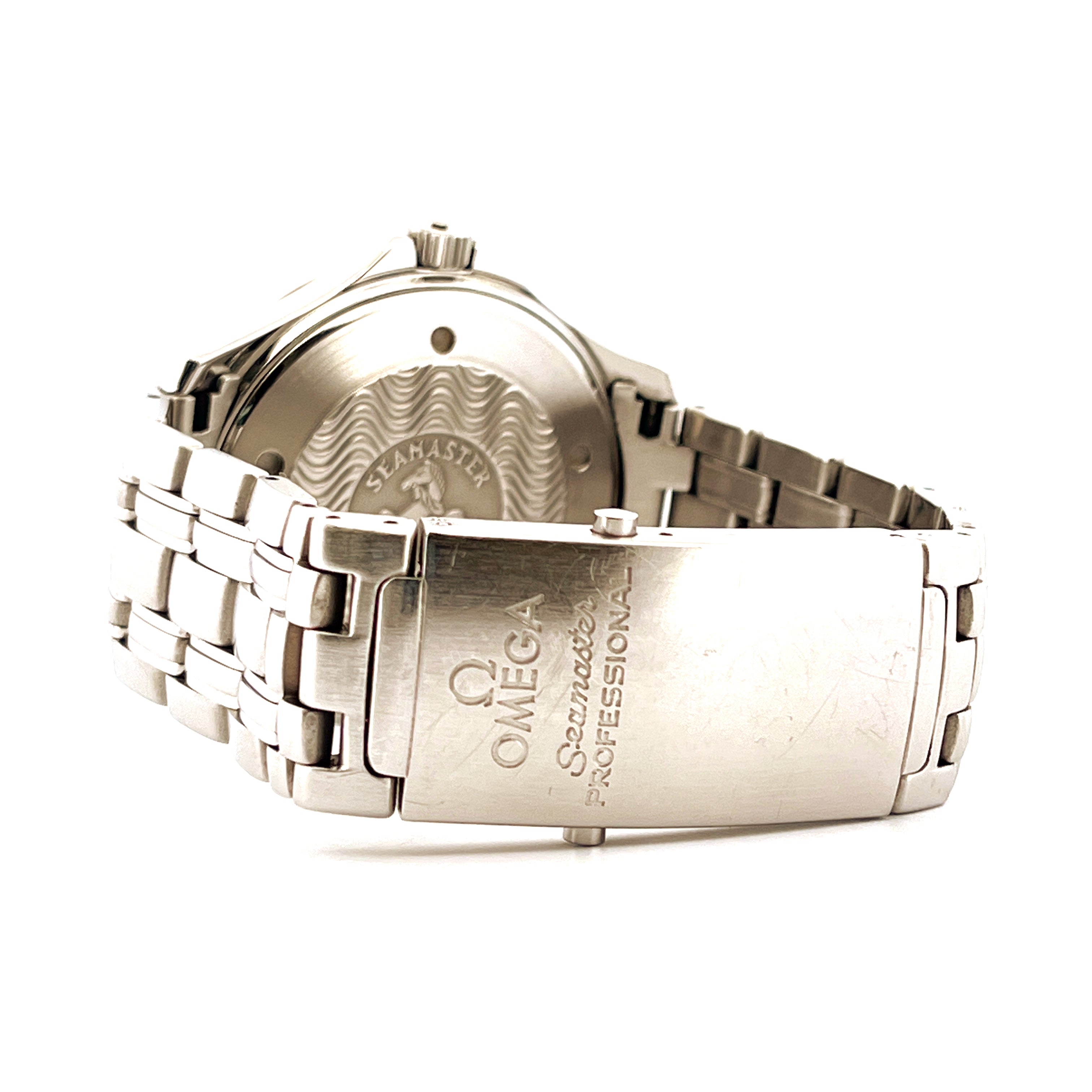 Rückseitenansicht einer gebrauchten Omega Seamaster Professional mit Edelstahluhrband und Schließe