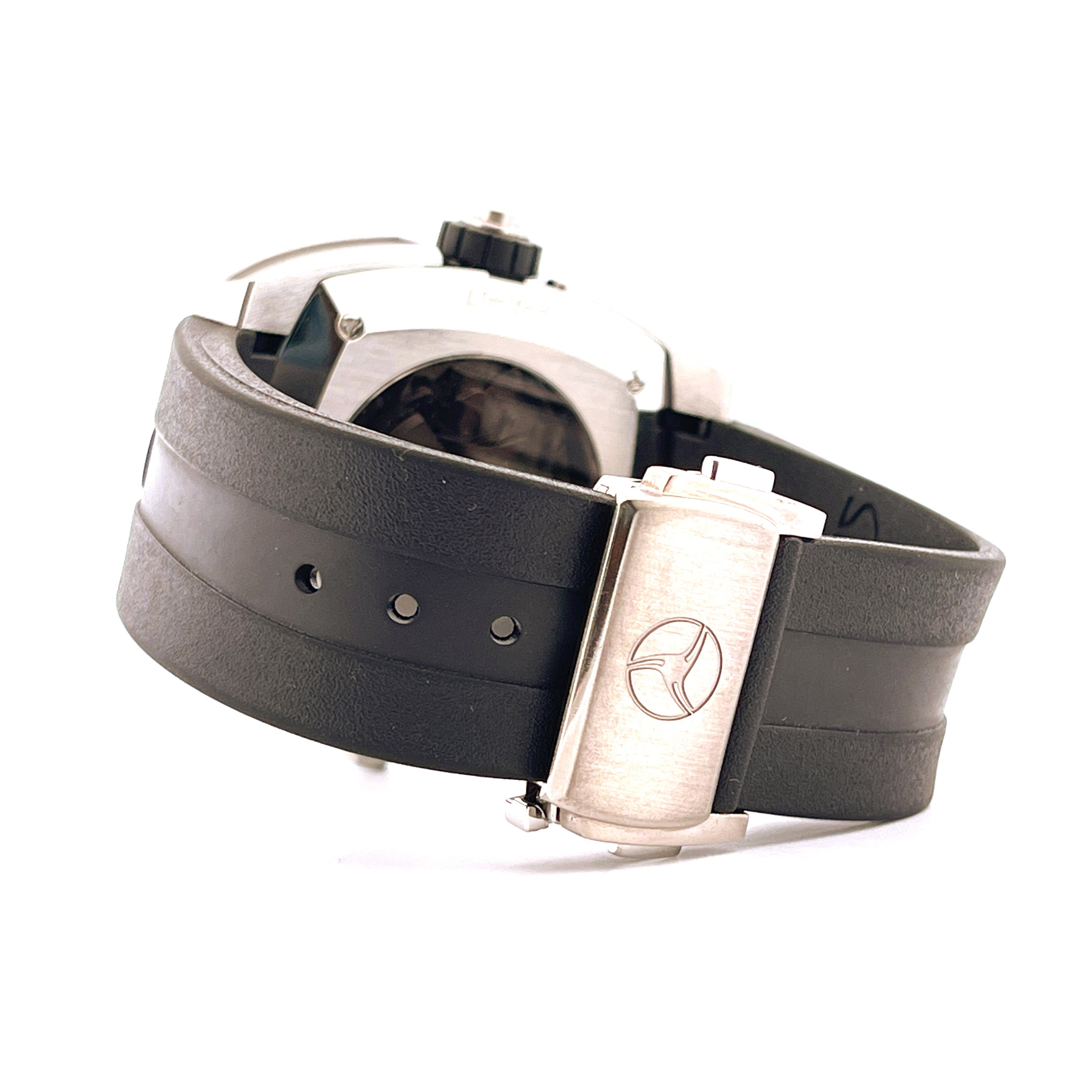 Cyrus Klepcys Chronograph, Seitenansicht mit Titanschließe auf schwarzem Kautschukband