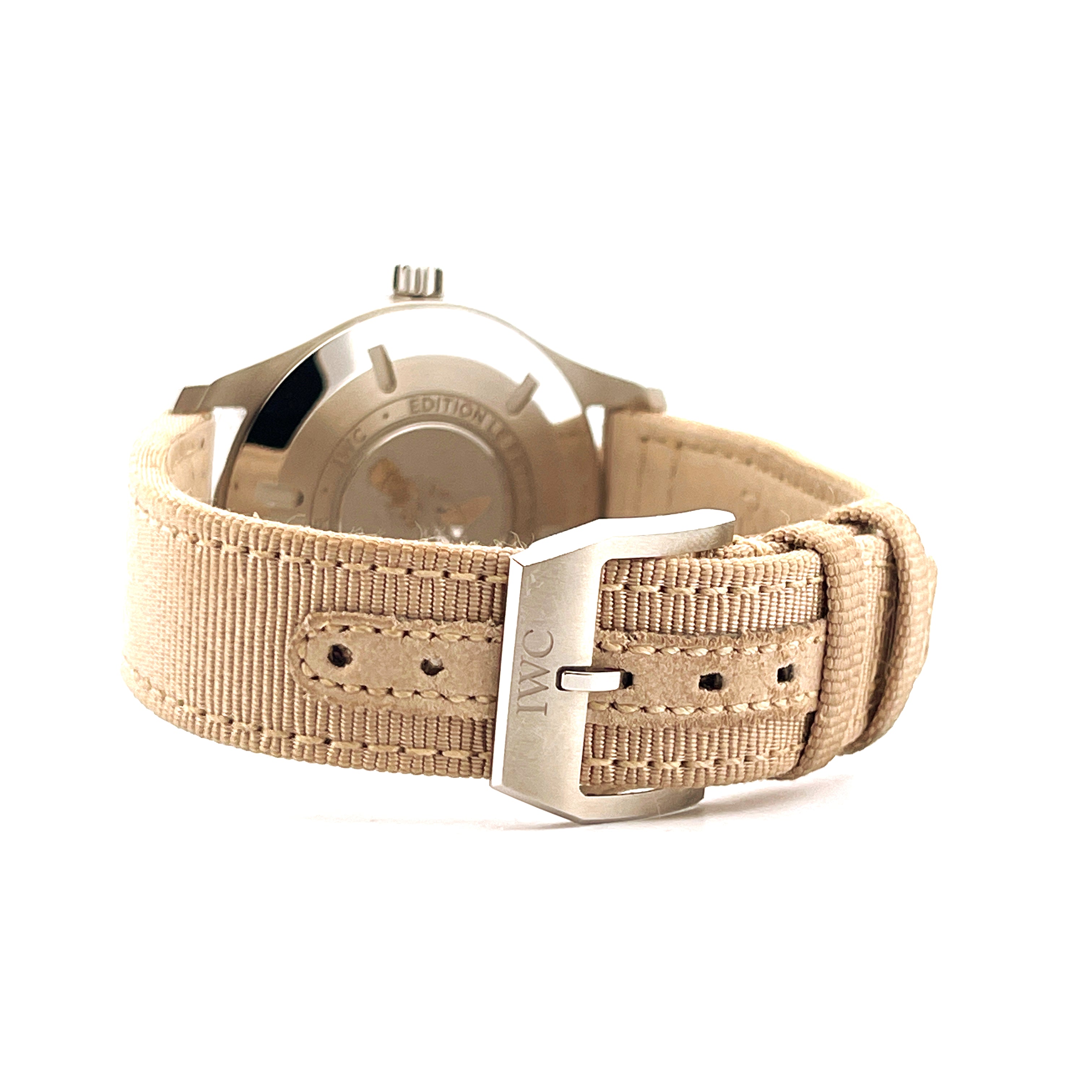 Rückseite einer IWC Mark XVIII Le Petit Prince Uhr mit Sandfarbenem Band und IWC Schließe