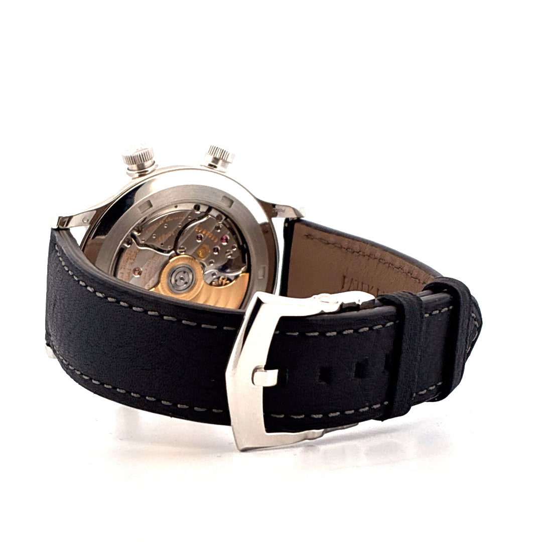 Patek Philippe Grandes Complications Alarm Travel Rückseite mit offenem Uhrwerk und schwarzem Lederarmband mit Silberschließe