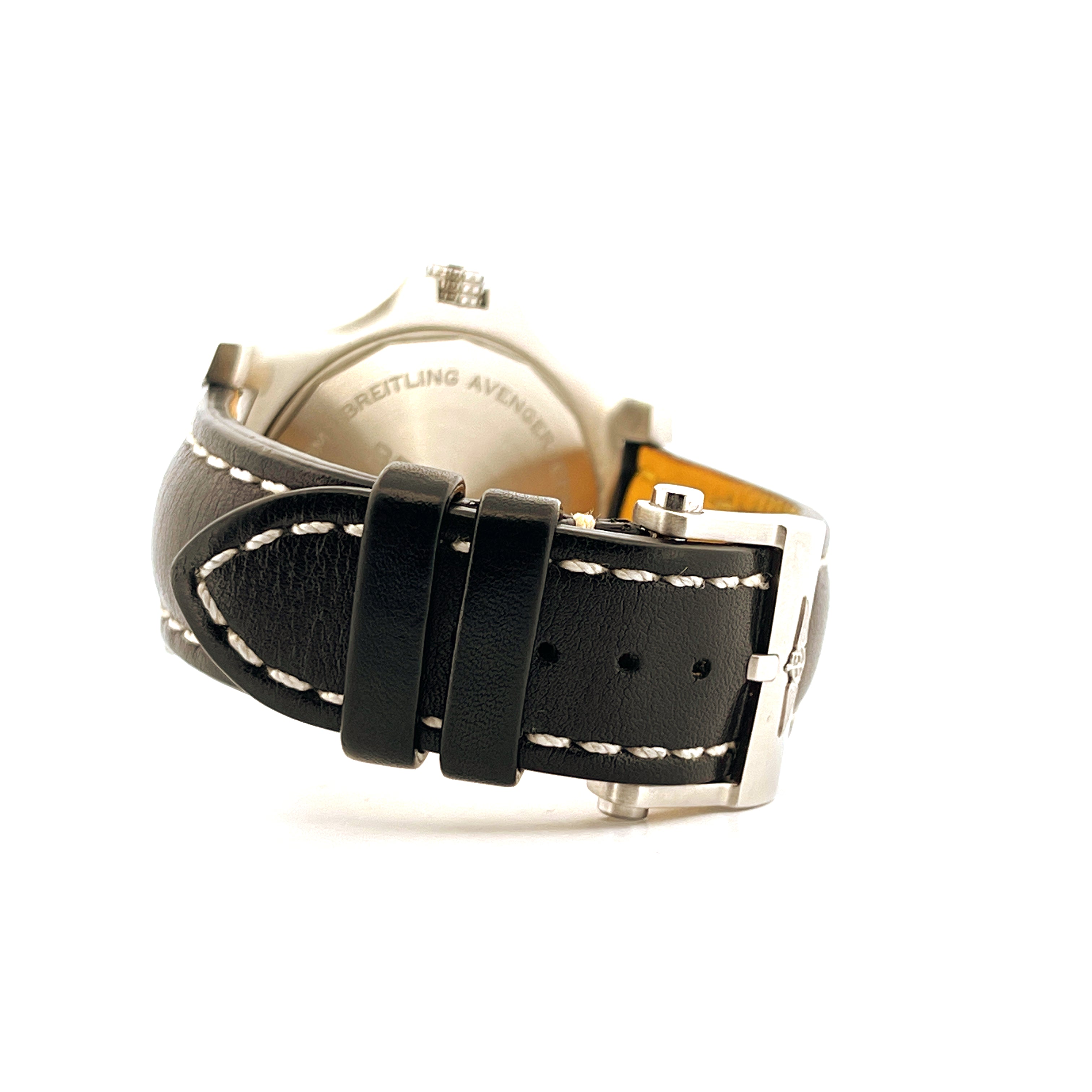 Detailansicht der Breitling Avenger Automatic GMT 43 mit schwarzem Lederarmband und Stahldornschließe