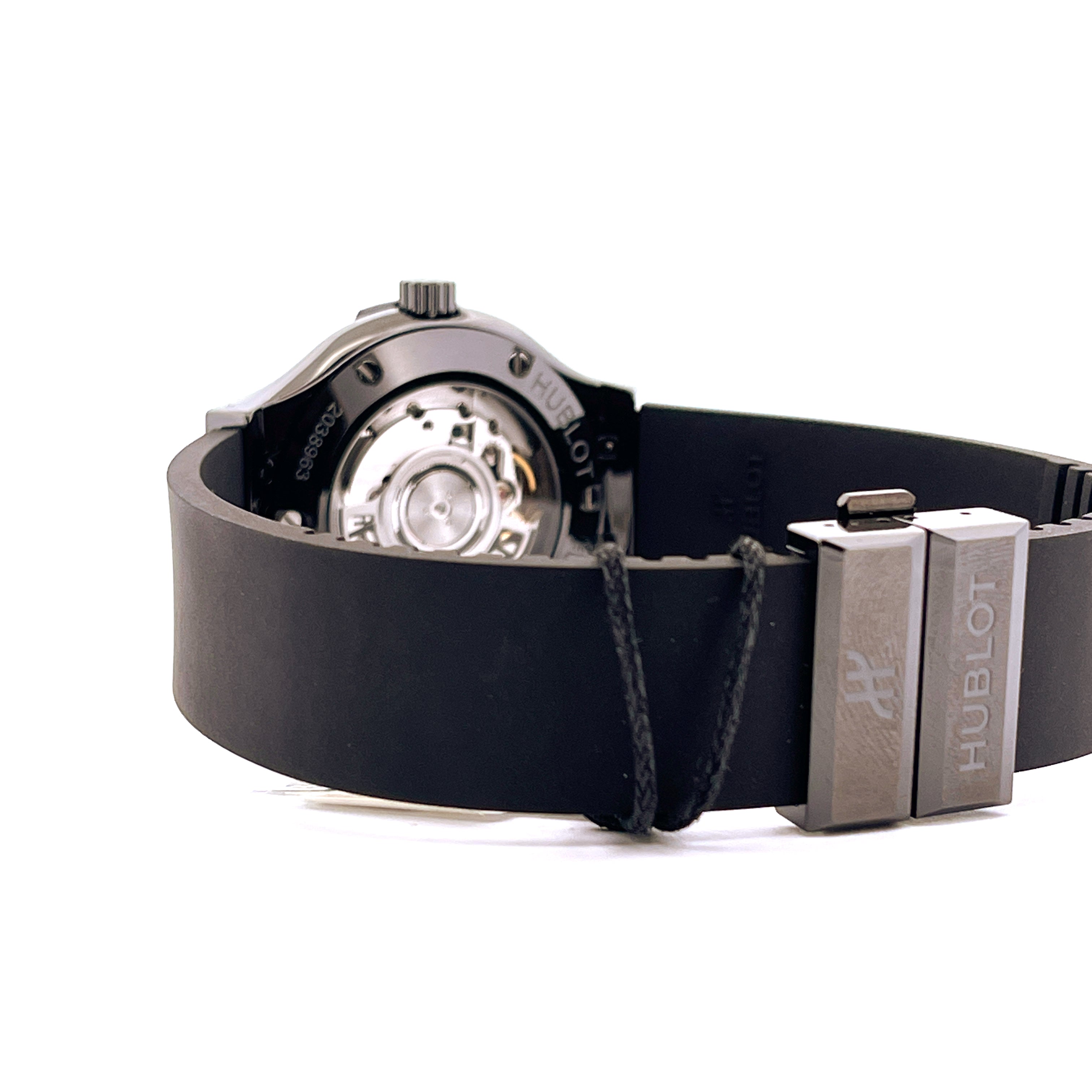 Rückseite des Hublot Classic Fusion Original Black Magic 38 mm mit Sichtboden und schwarzem Kautschukband