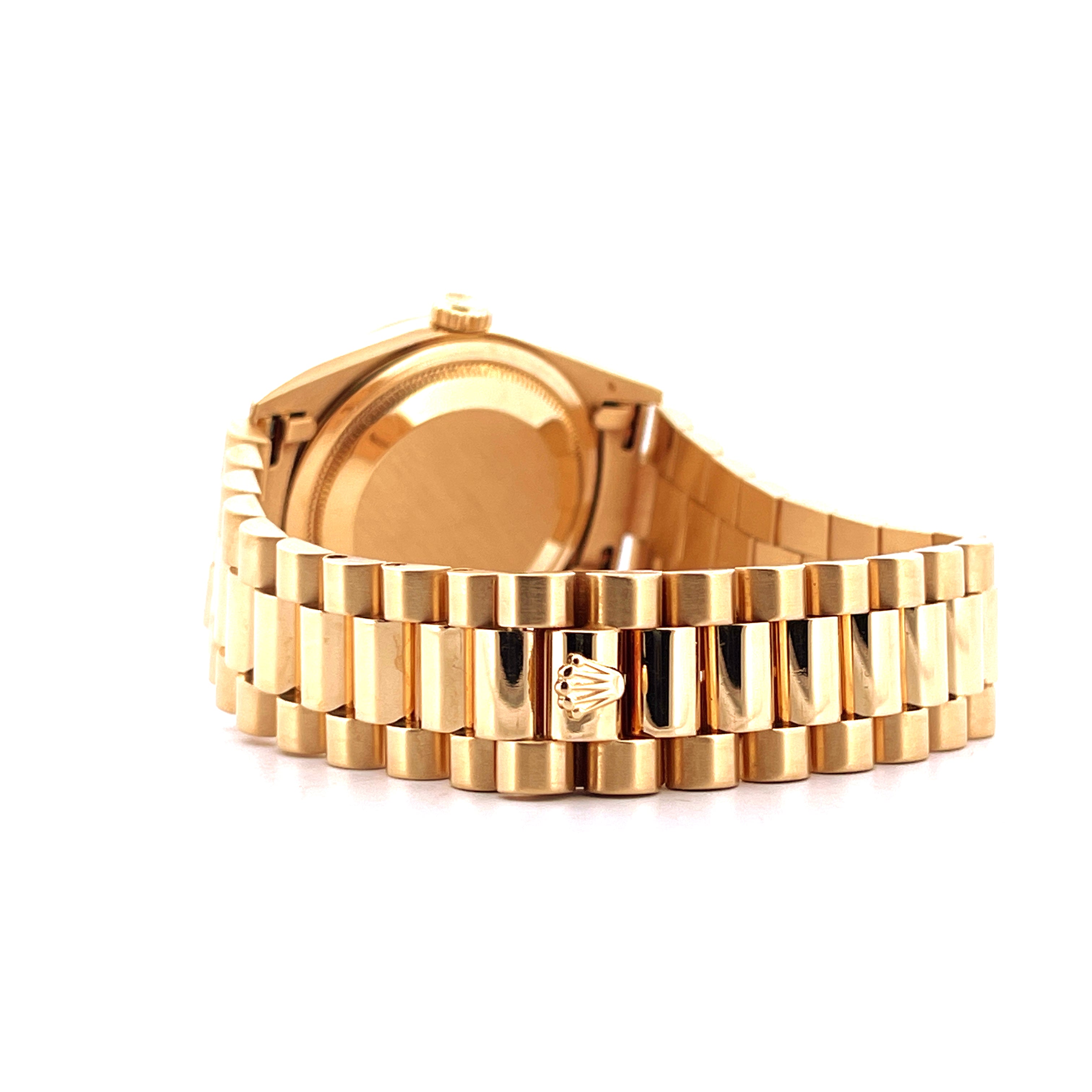 Rolex Day-Date 36 Gelbgold Uhr im Profil mit charakteristischem Präsidentenarmband und Krone auf weißem Hintergrund