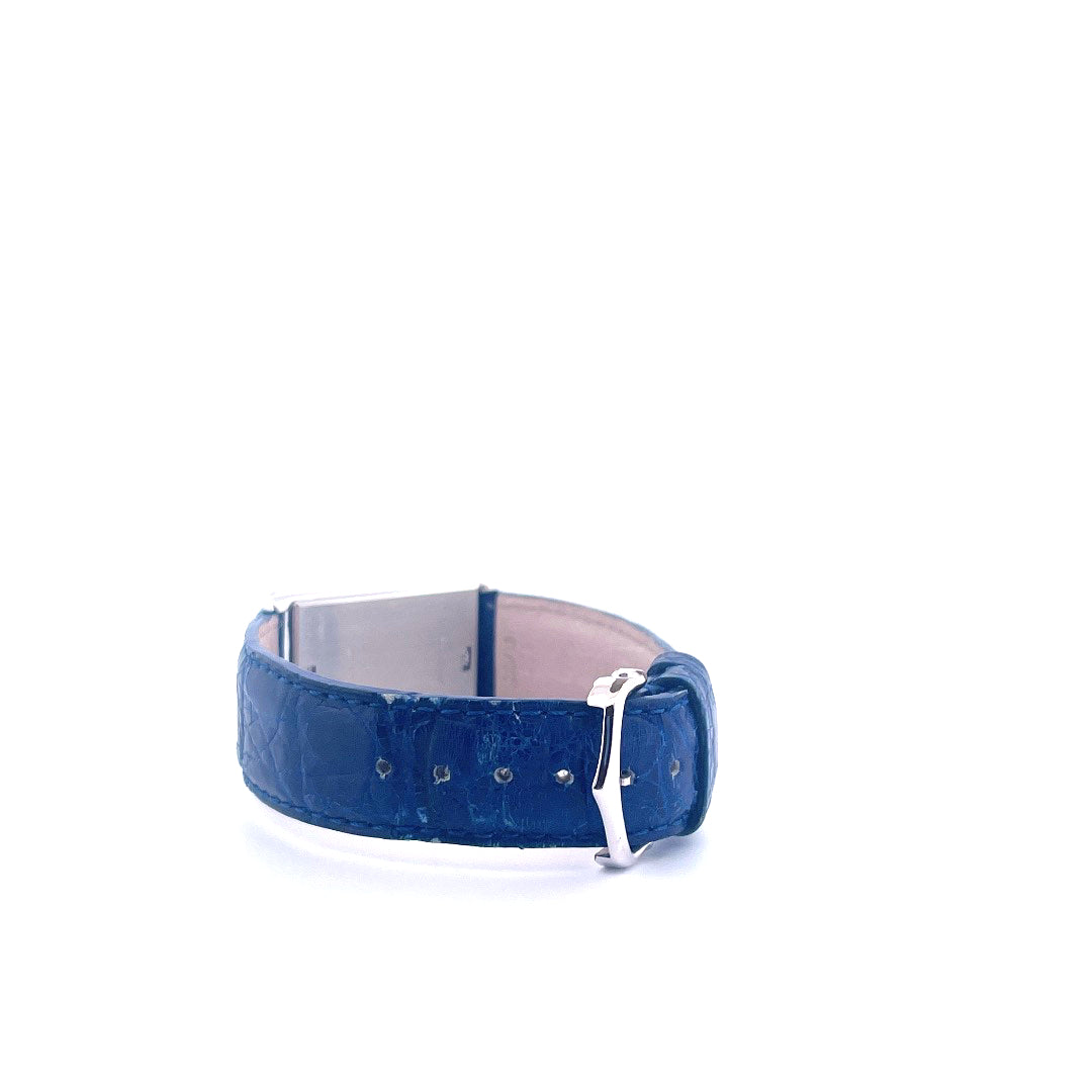 Cartier Tank Basculante mit blauem Krokodil-Lederarmband und silberner Schließe auf weißem Hintergrund