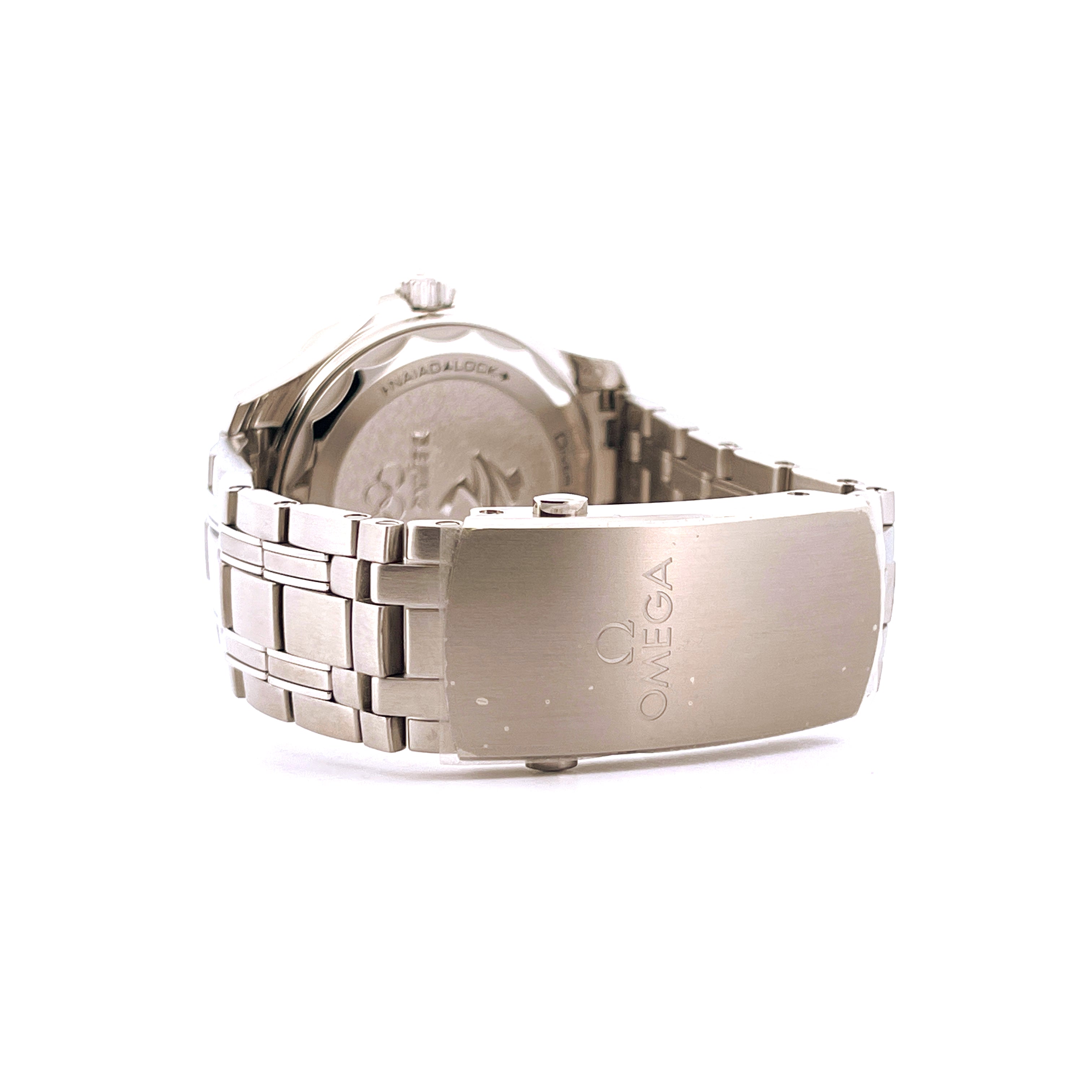 Omega Seamaster Diver 300M "Beijing 2022" Armband und Schließe aus Edelstahl im Detail